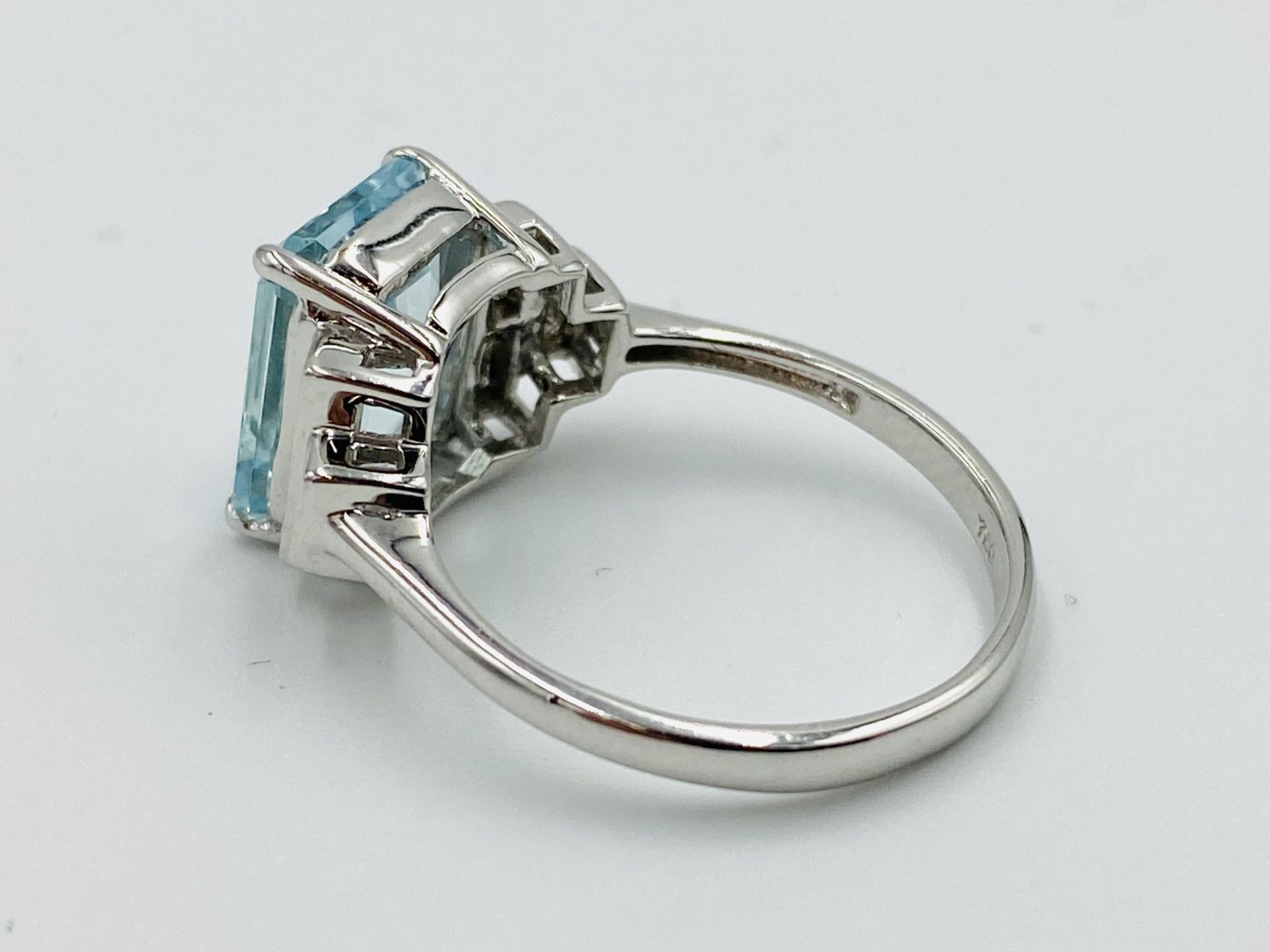 18ct white gold, aquamarine and diamond ring - Image 3 of 6