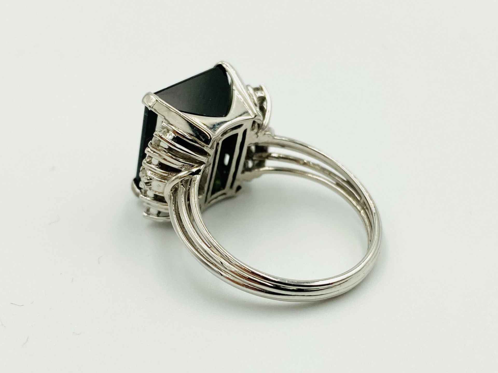 18ct white gold, tourmaline and diamond ring - Image 3 of 5