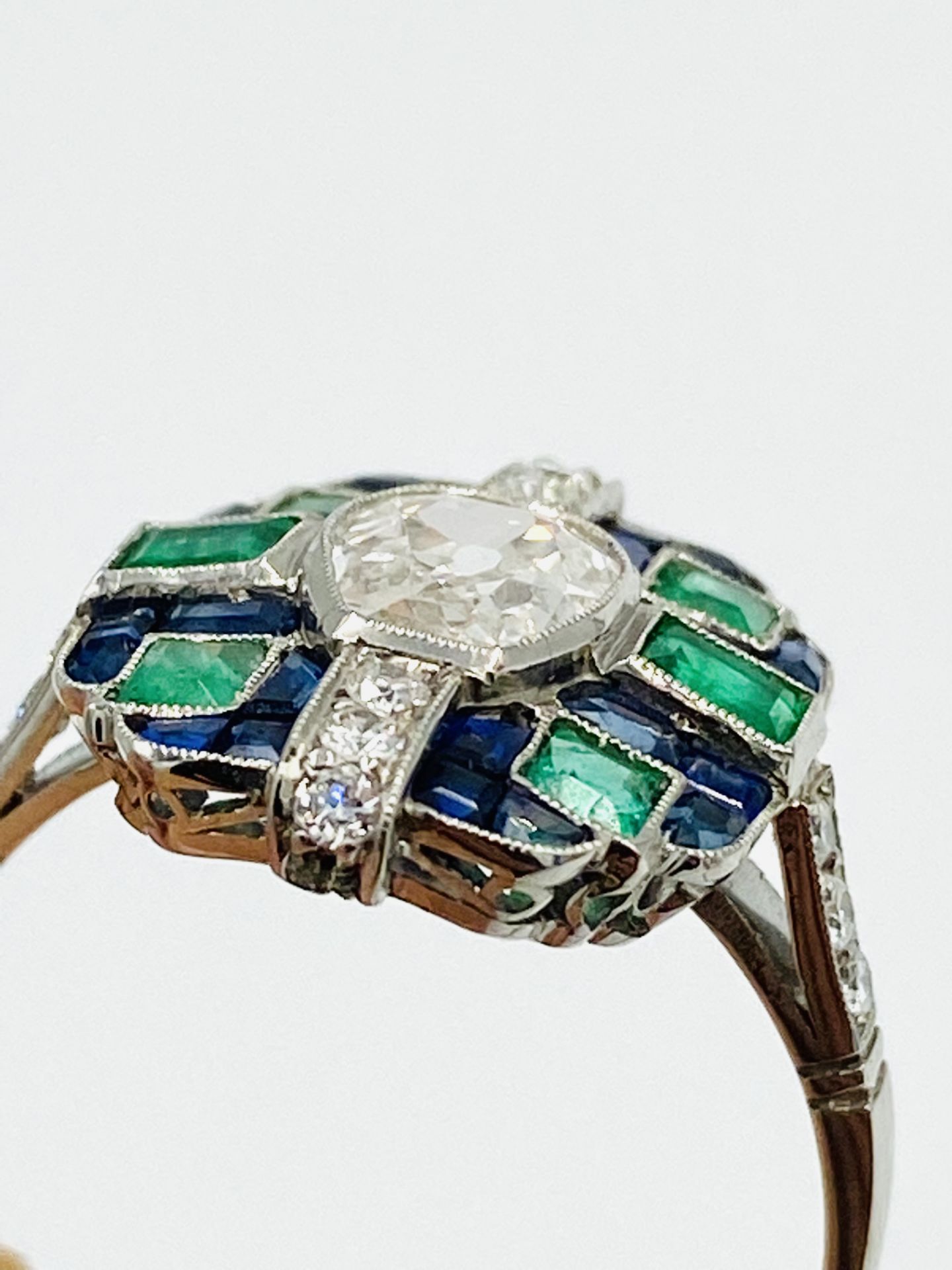 Platinum ring set with diamonds, sapphires and emeralds - Image 5 of 5