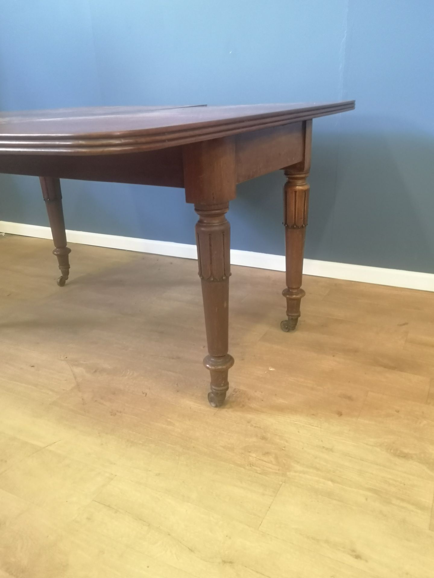 Victorian mahogany extending dining table - Image 3 of 6