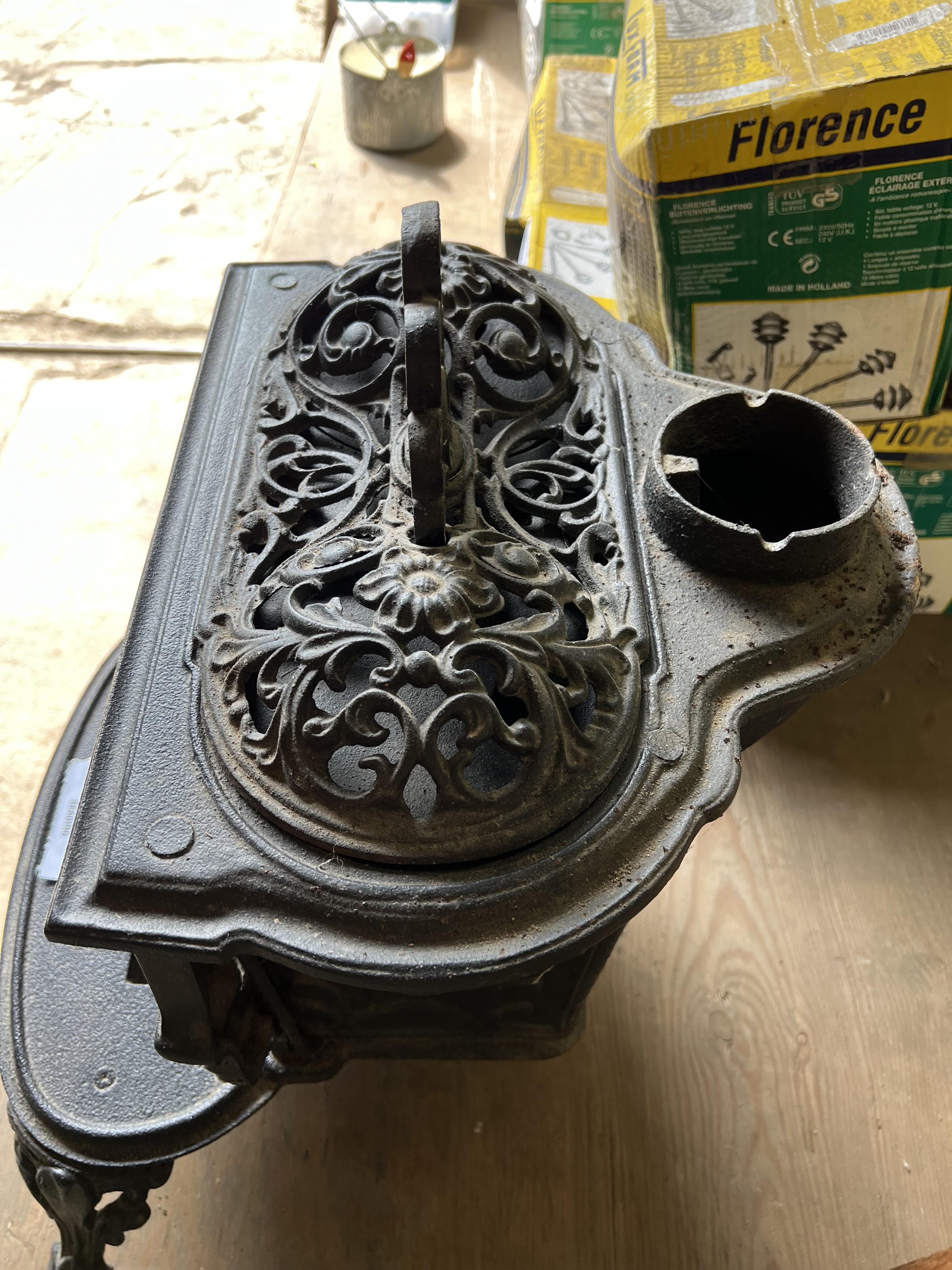 Cast iron Queenie-type stove. This lot carries VAT. - Image 3 of 3