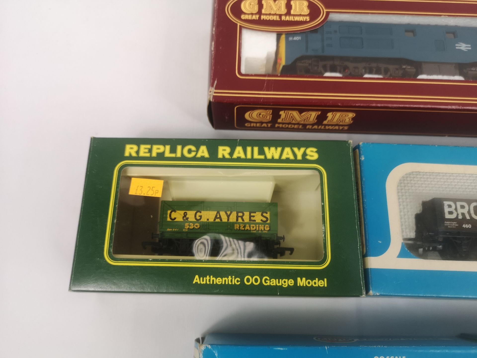 Airfix 00 gauge model engine together with five 00 gauge wagons - Image 3 of 7