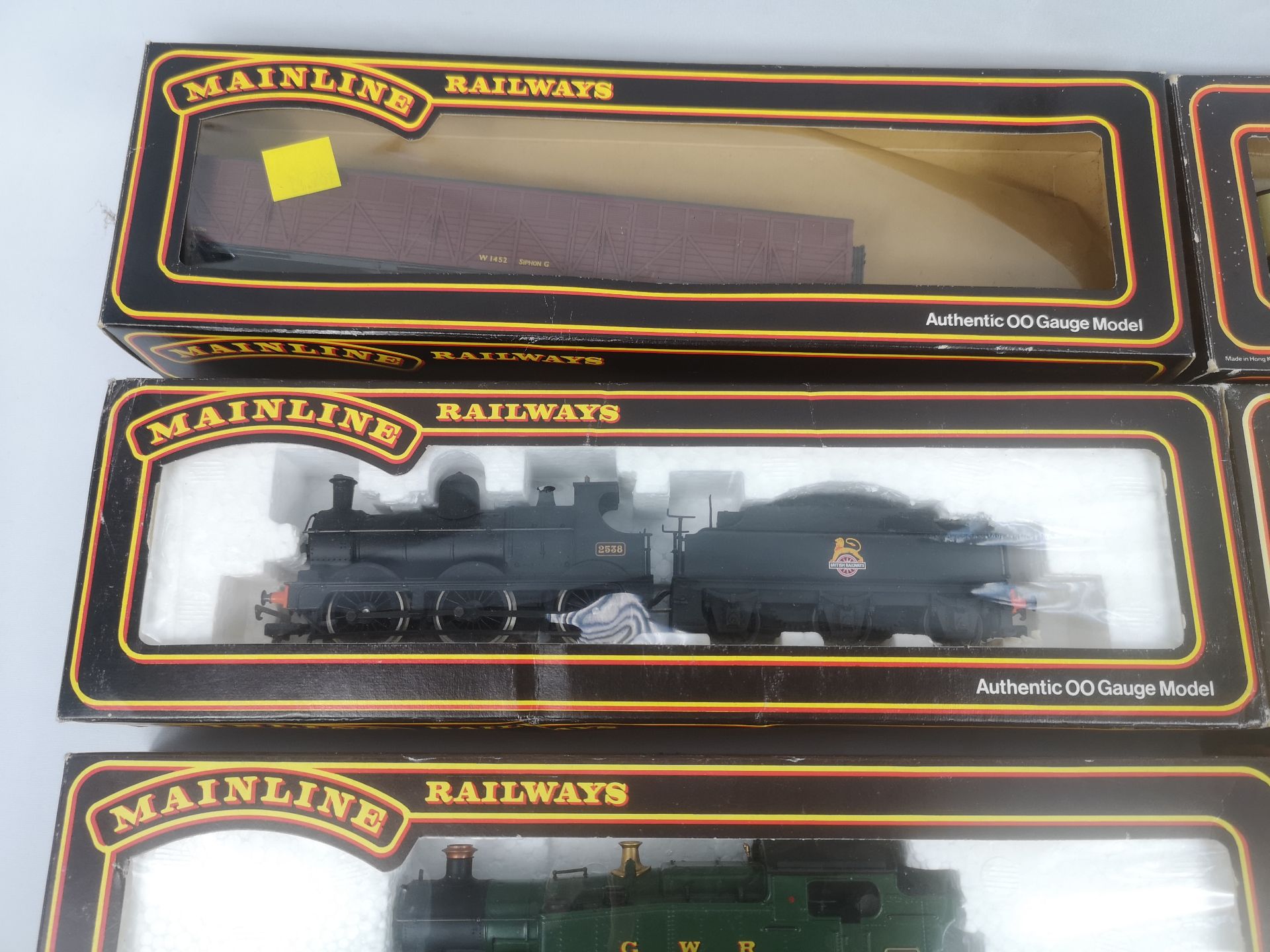 Two boxed Mainline Railways 00 gauge locomotives and six carriages - Image 2 of 6
