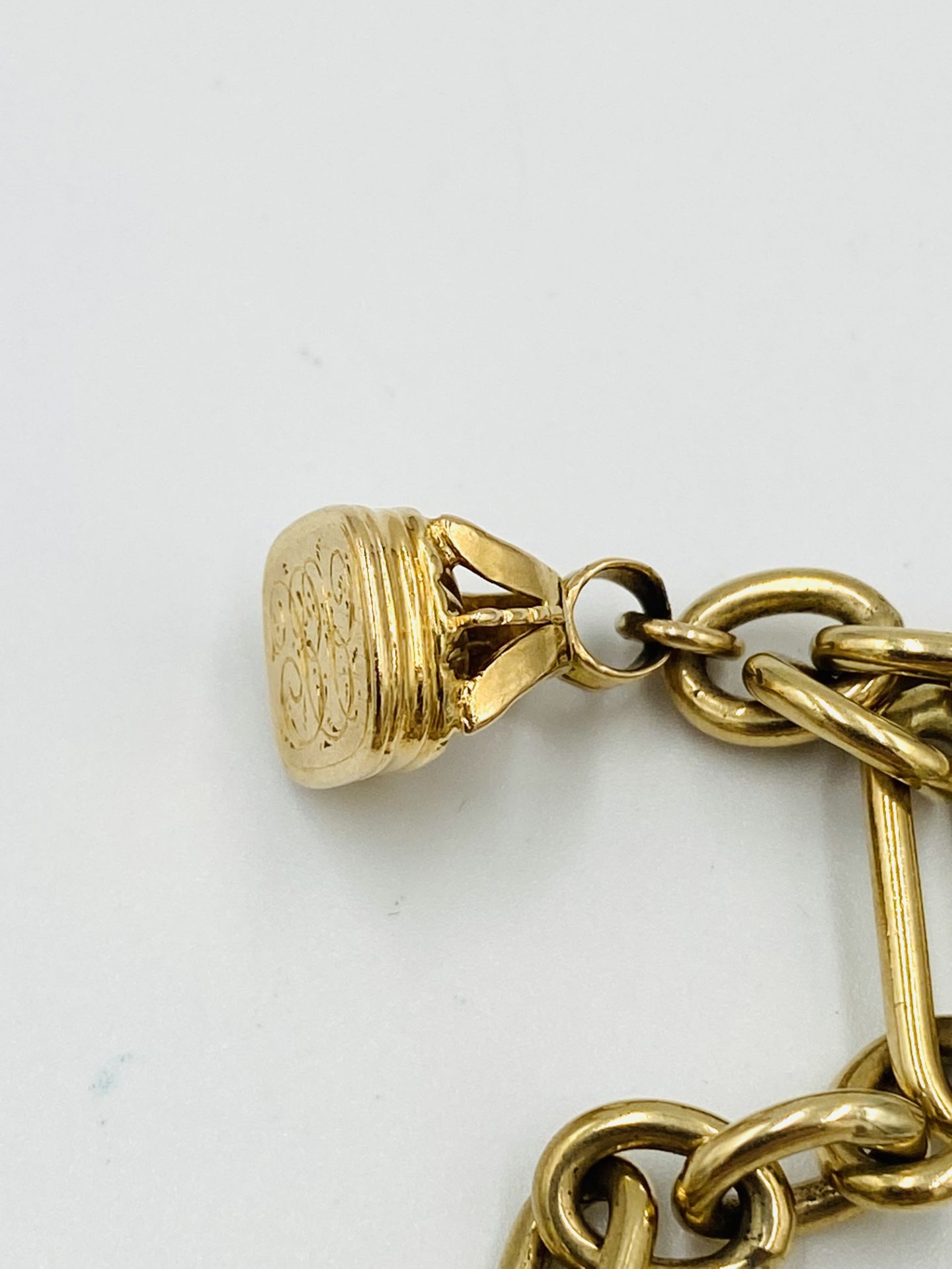 9ct gold long link charm bracelet - Image 4 of 6