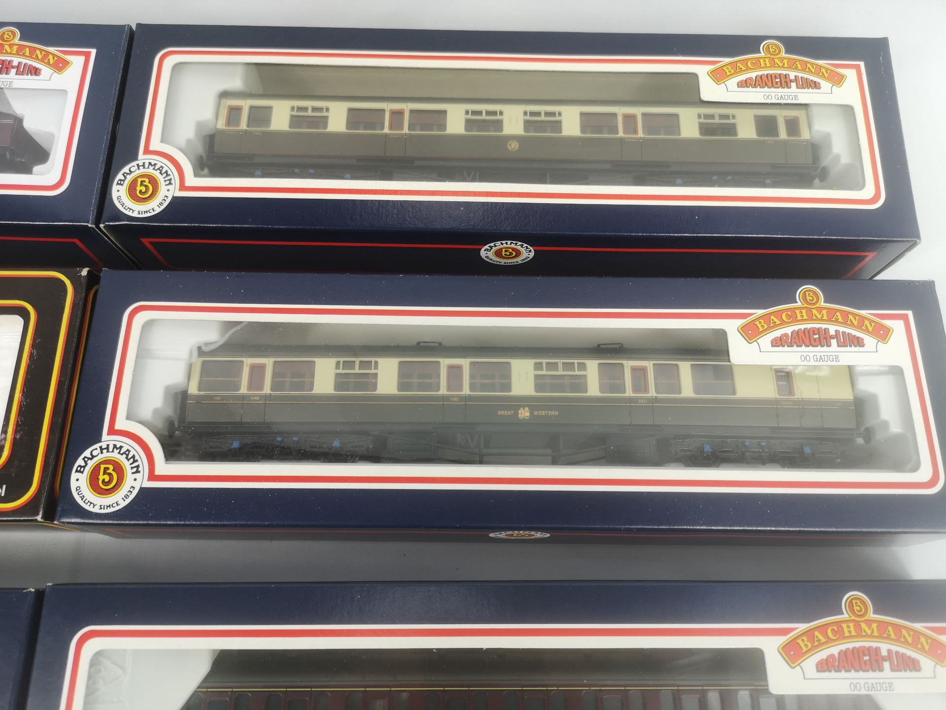 Boxed Mainline Railways locomotive with seve 00 gauge carriages - Image 6 of 6