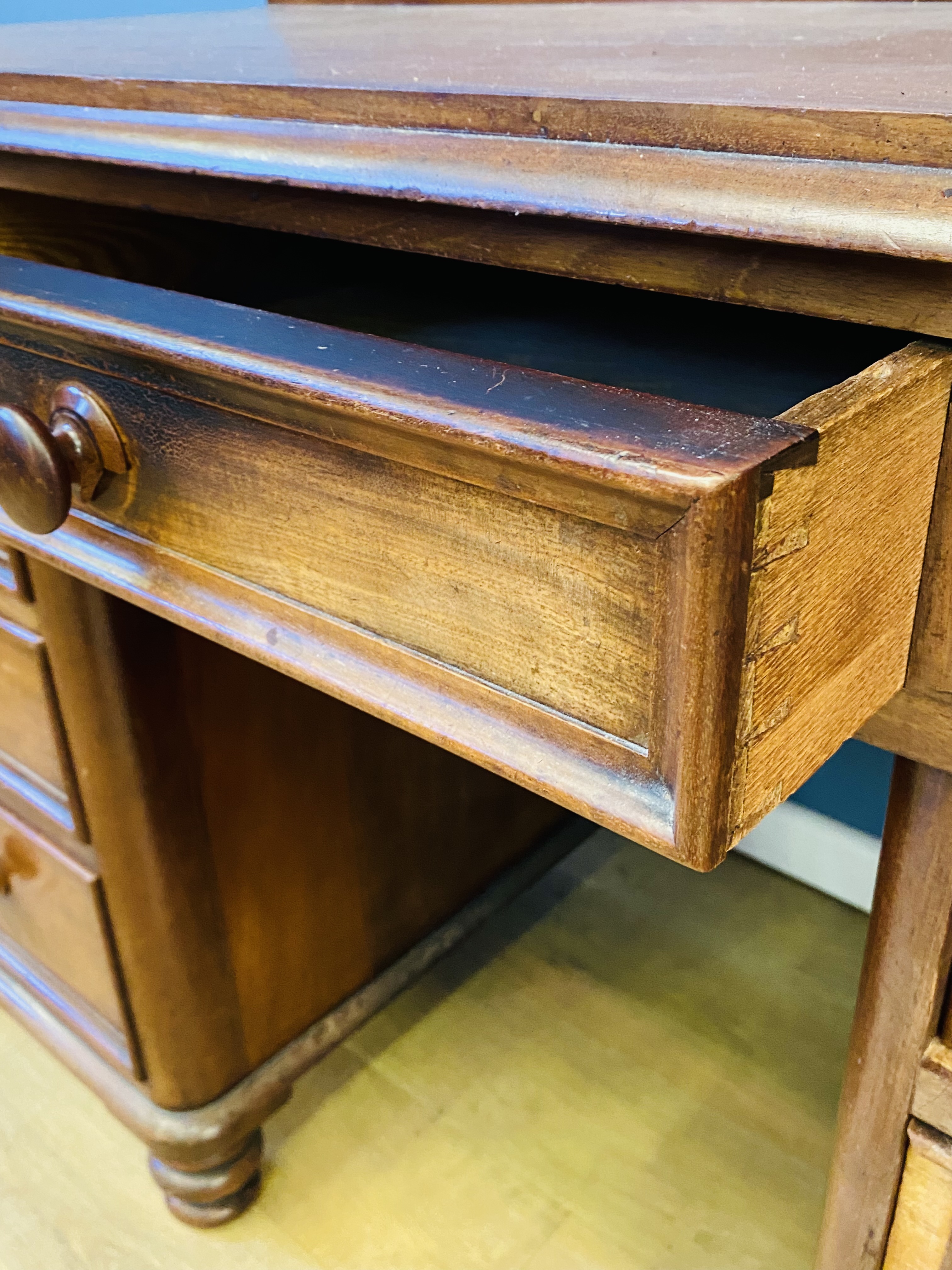 Mahogany kneehole desk - Image 5 of 5