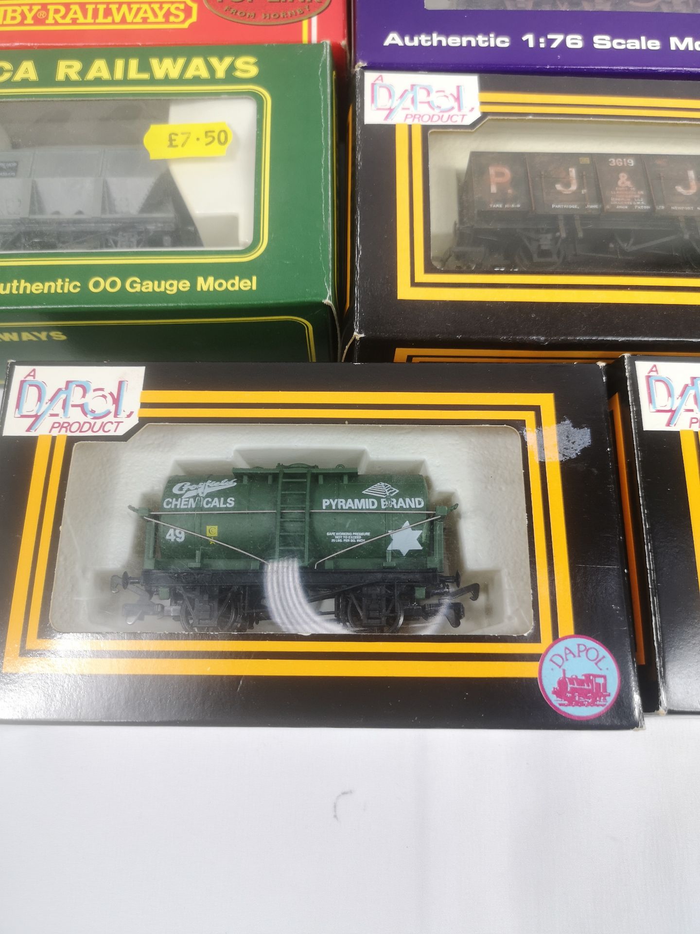 Fourteen 00 gauge wagons - Image 4 of 10