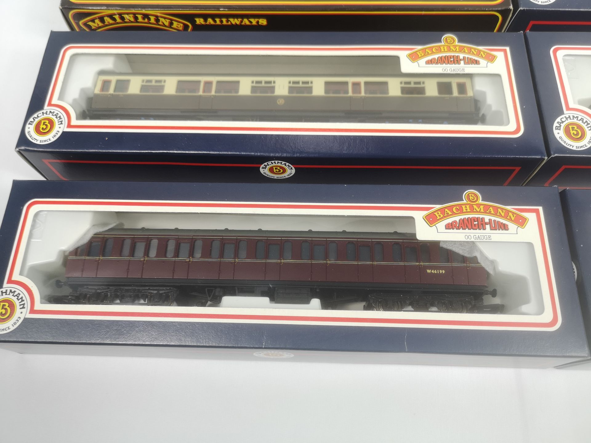 Boxed Mainline Railways locomotive with seve 00 gauge carriages - Image 3 of 6