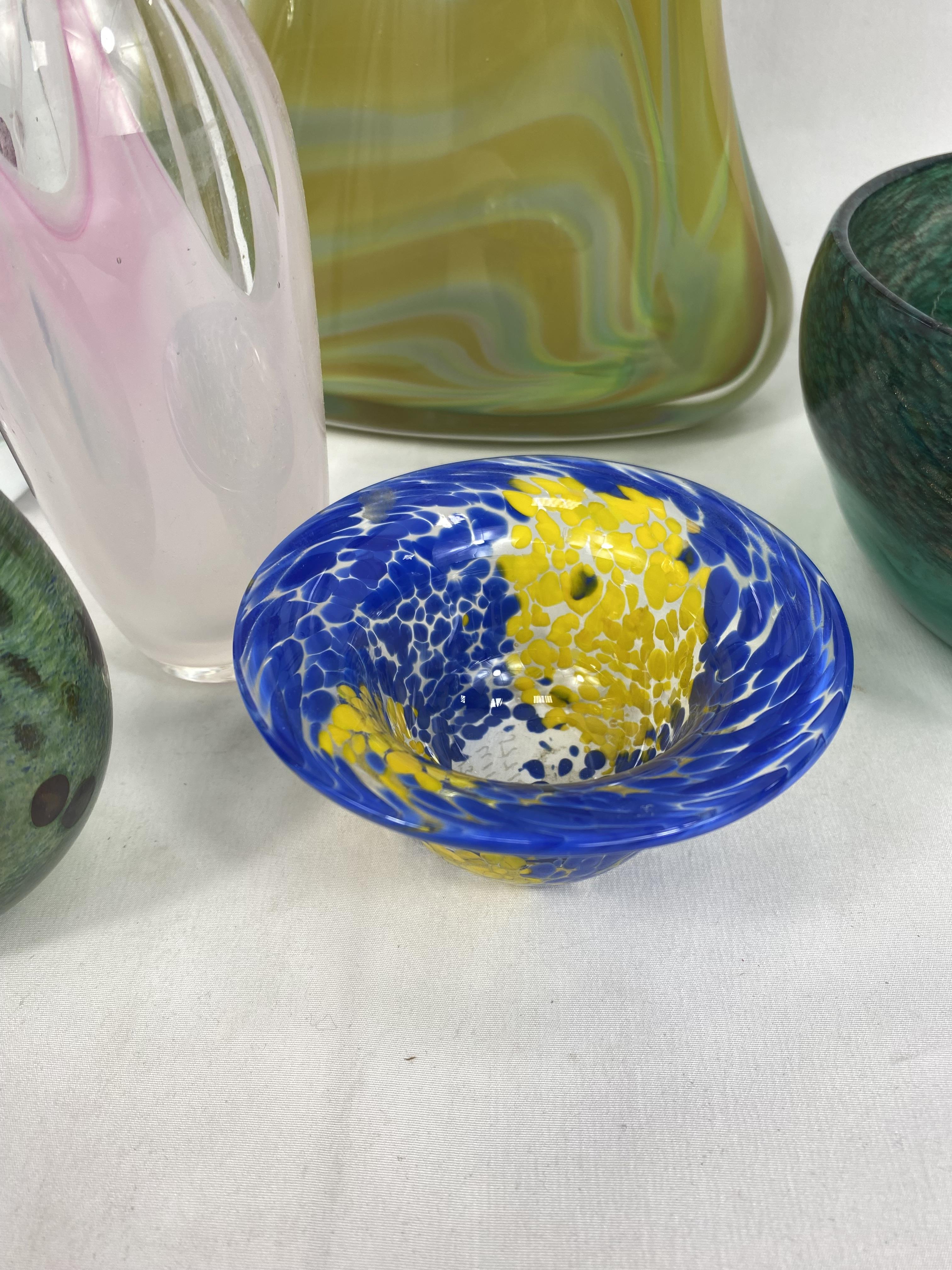 Collection of six items of art glass - Image 6 of 7