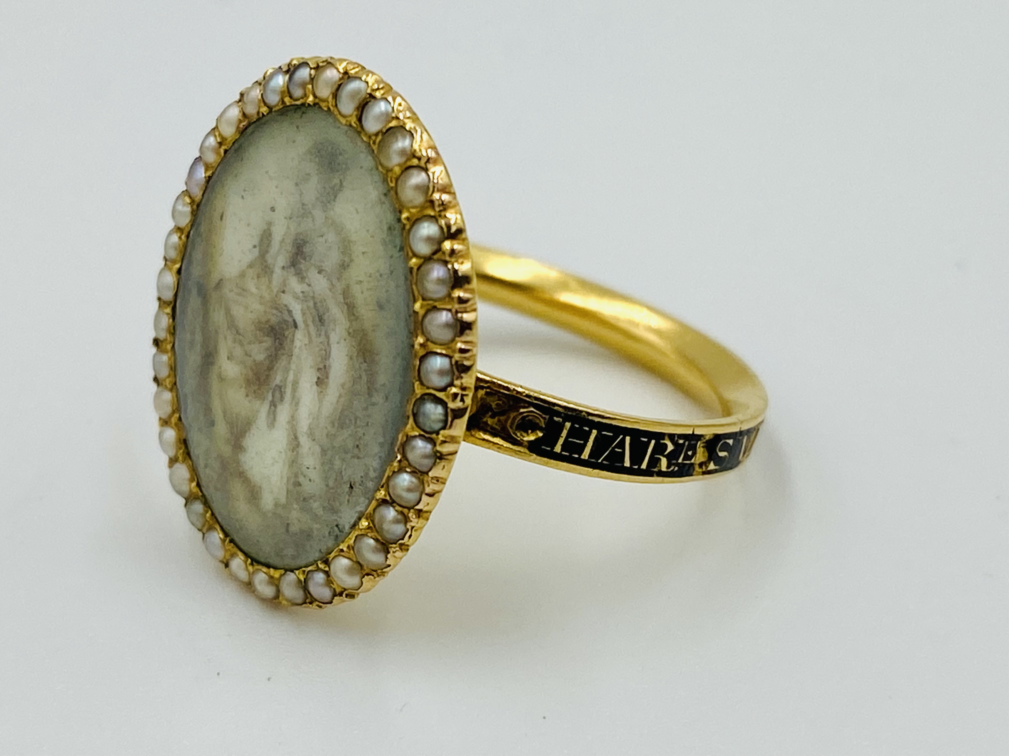 Gold mourning ring dated 1852 - Image 2 of 5