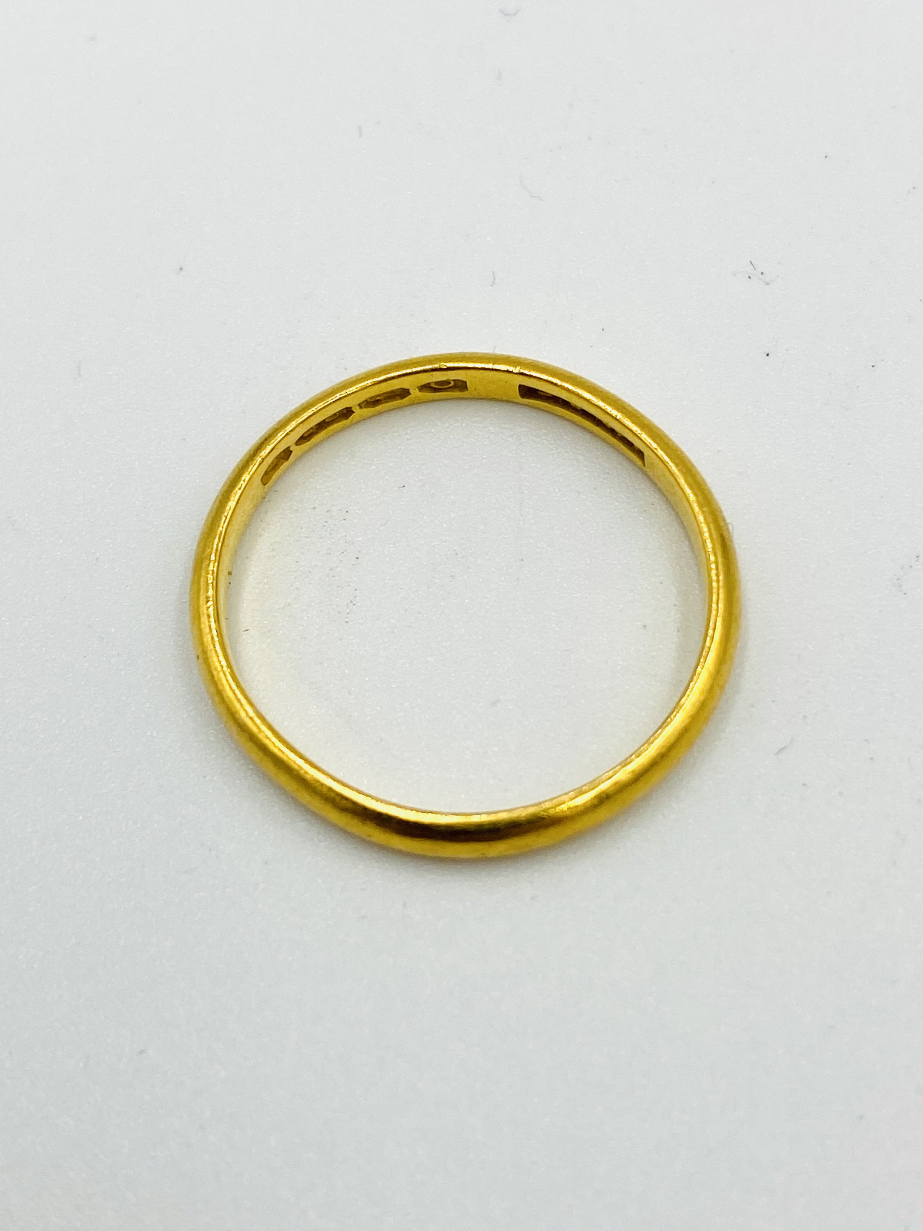 22ct gold band - Image 2 of 3