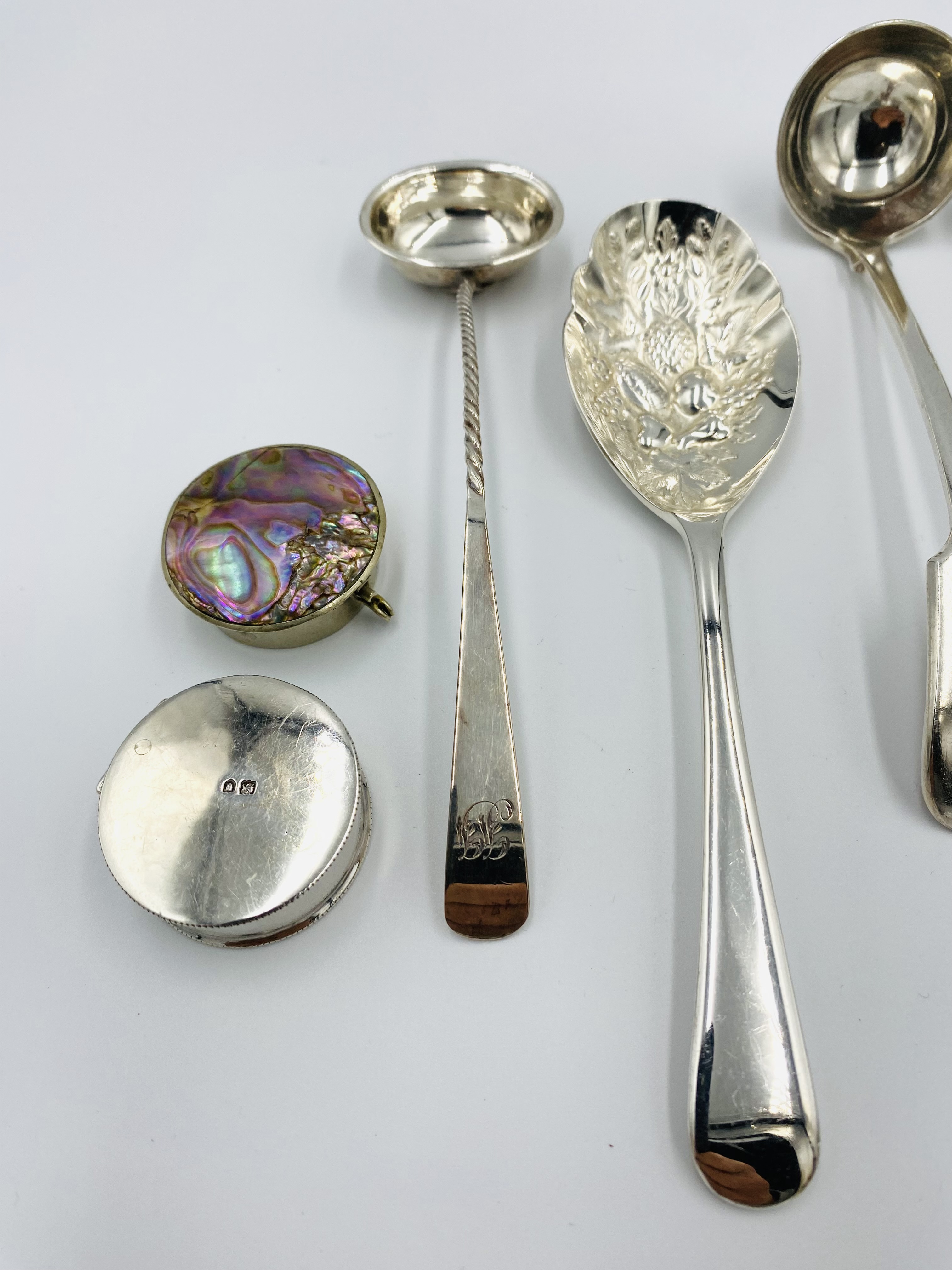 Georgian silver sugar sifter ladle and other items - Image 4 of 5