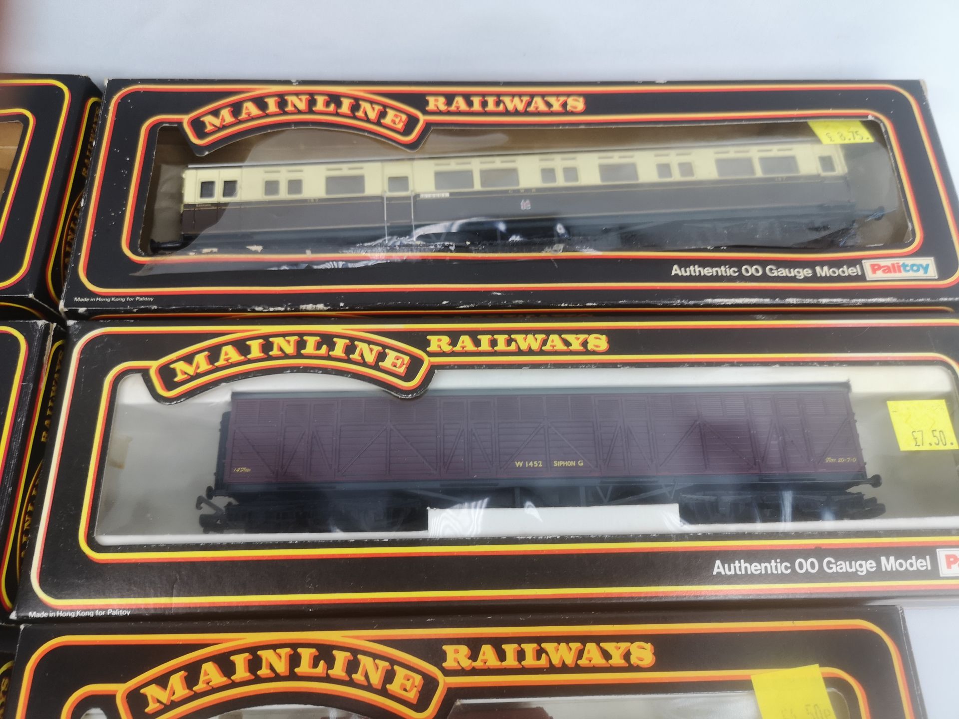 Two boxed Mainline Railways 00 gauge locomotives and six carriages - Image 6 of 6