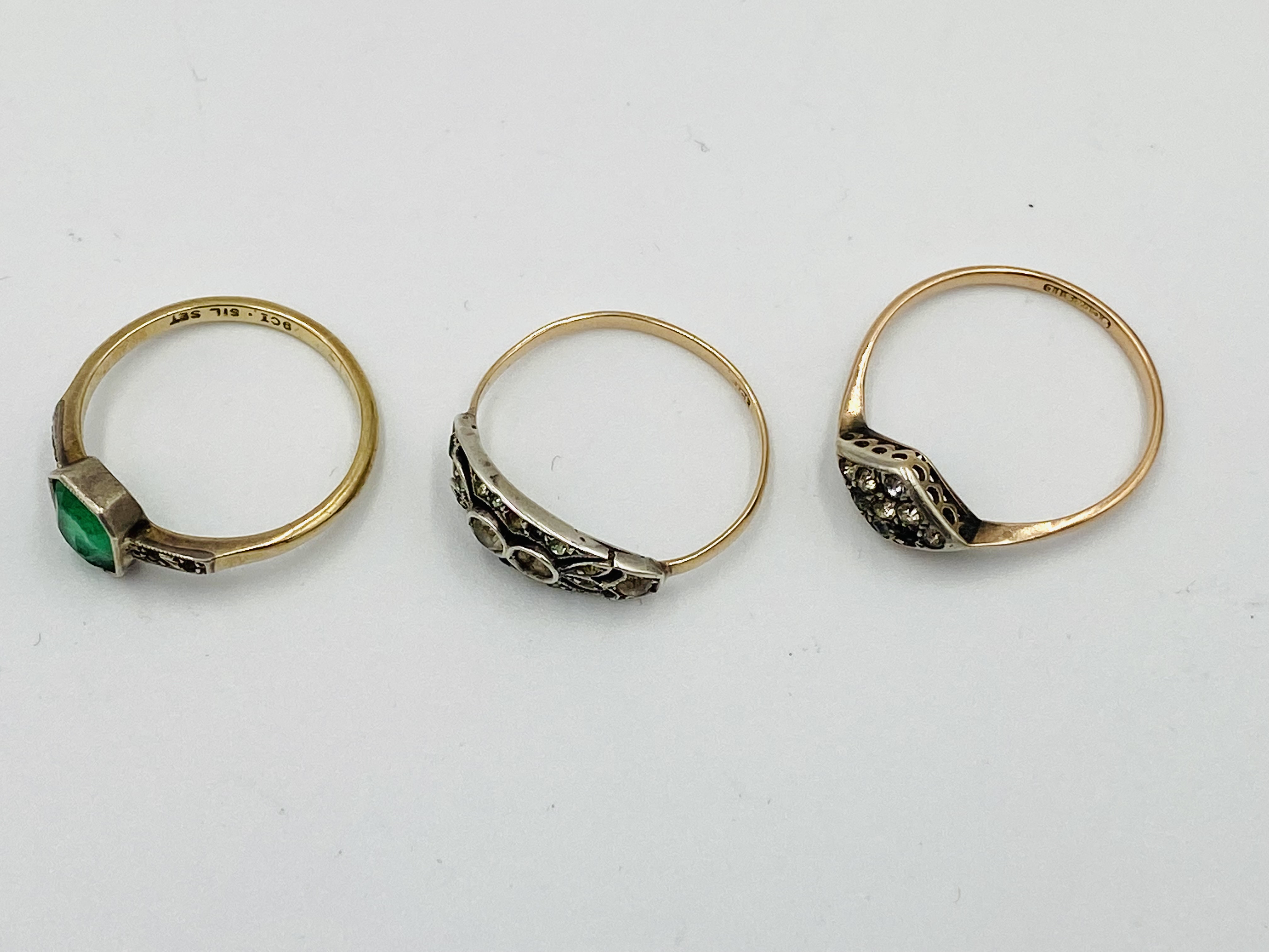 Three 9ct gold rings together with a pair of earrings - Image 5 of 5