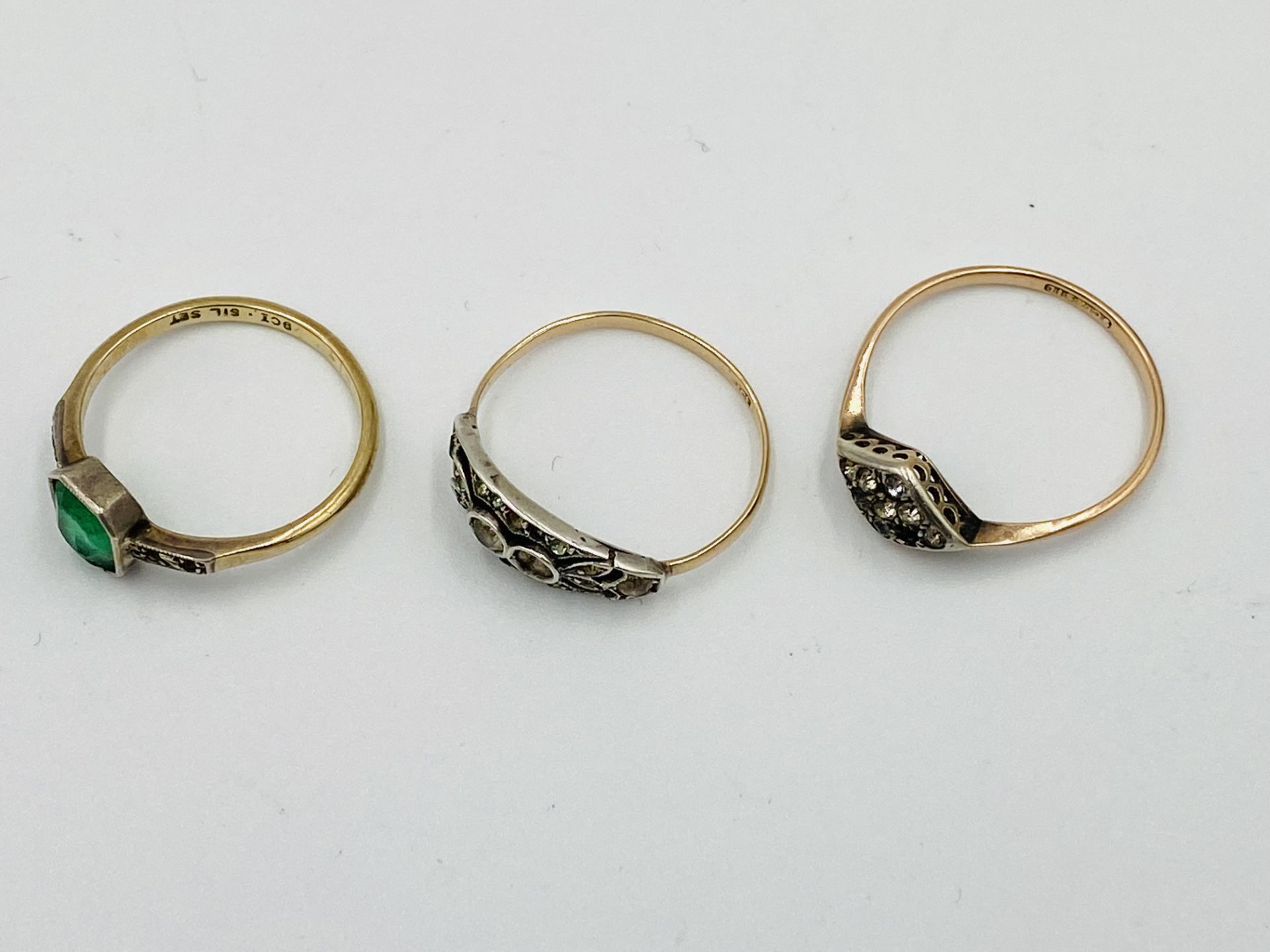 Three 9ct gold rings together with a pair of earrings - Image 5 of 5