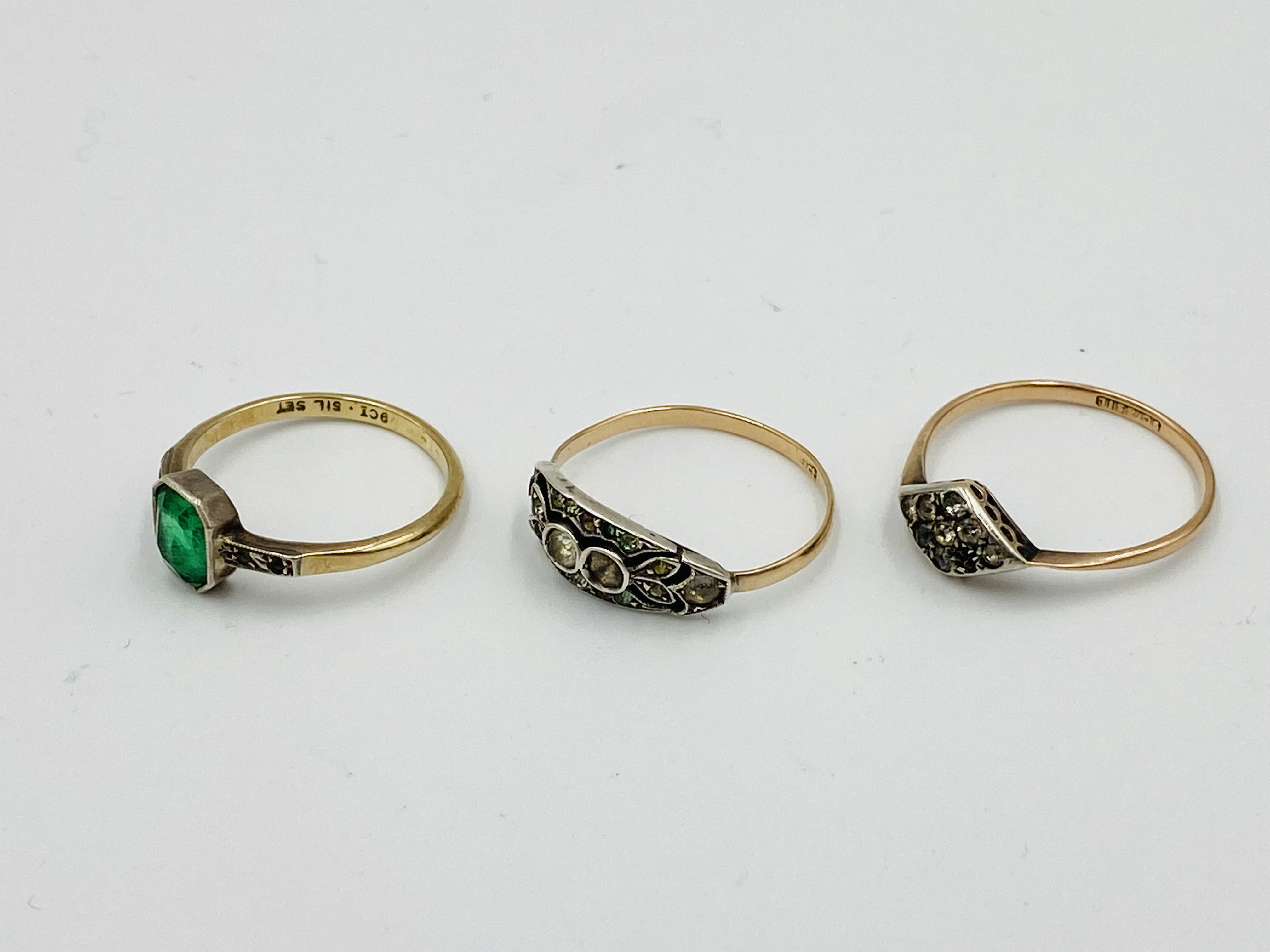 Three 9ct gold rings together with a pair of earrings - Image 4 of 5