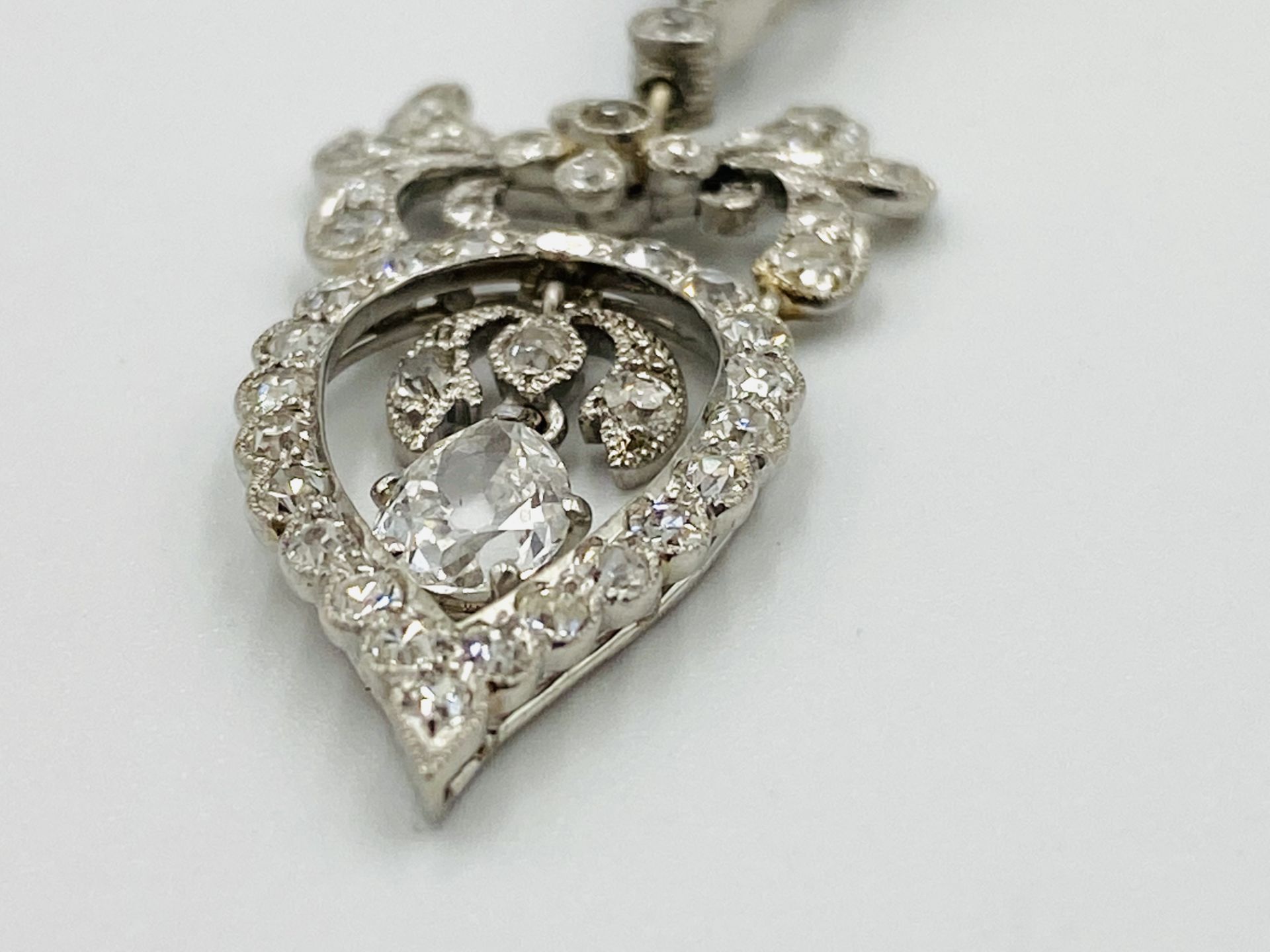 Edwardian white gold and diamond necklace - Image 5 of 10