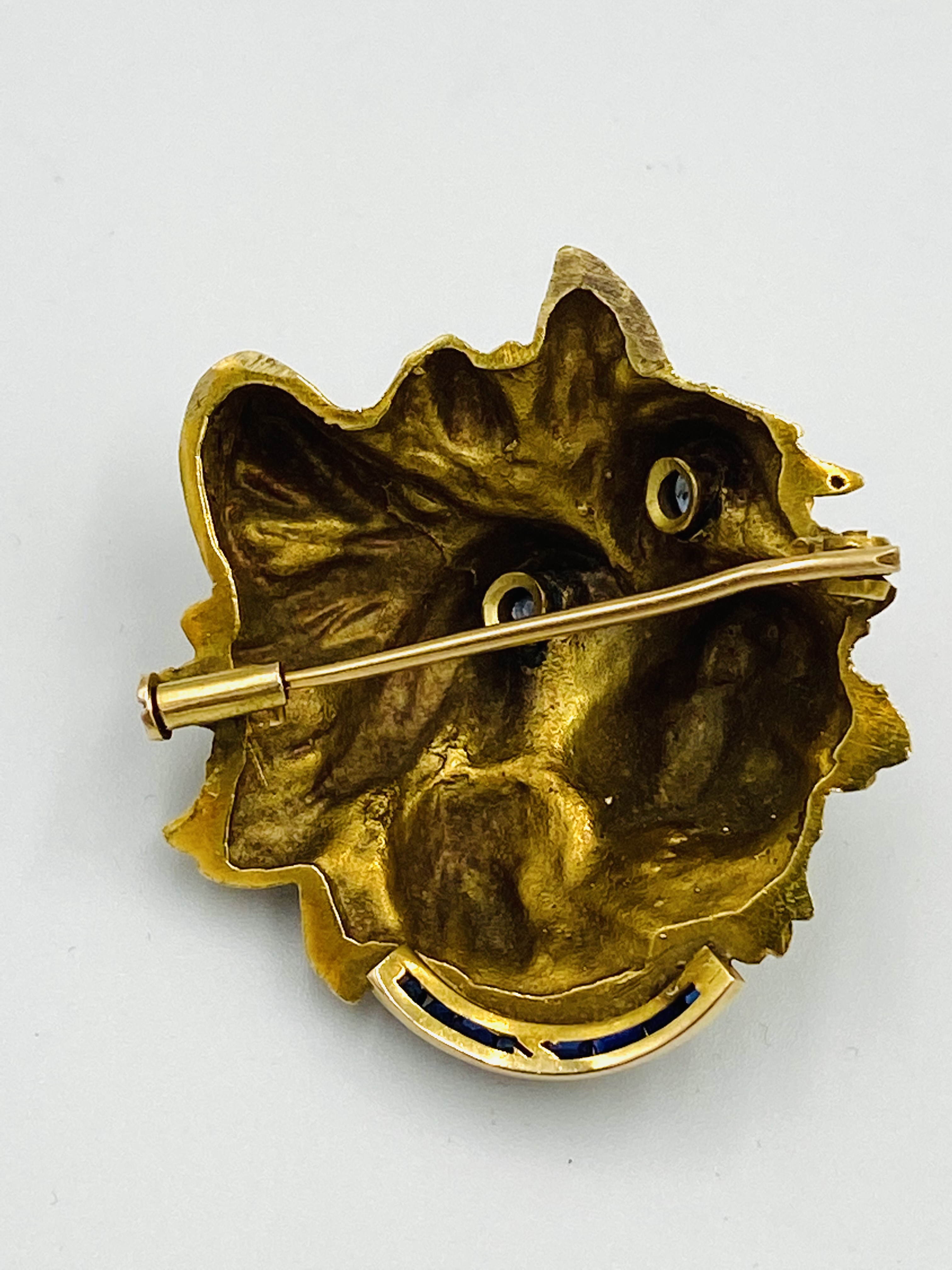 18ct gold and sapphire dog's head brooch - Image 4 of 5