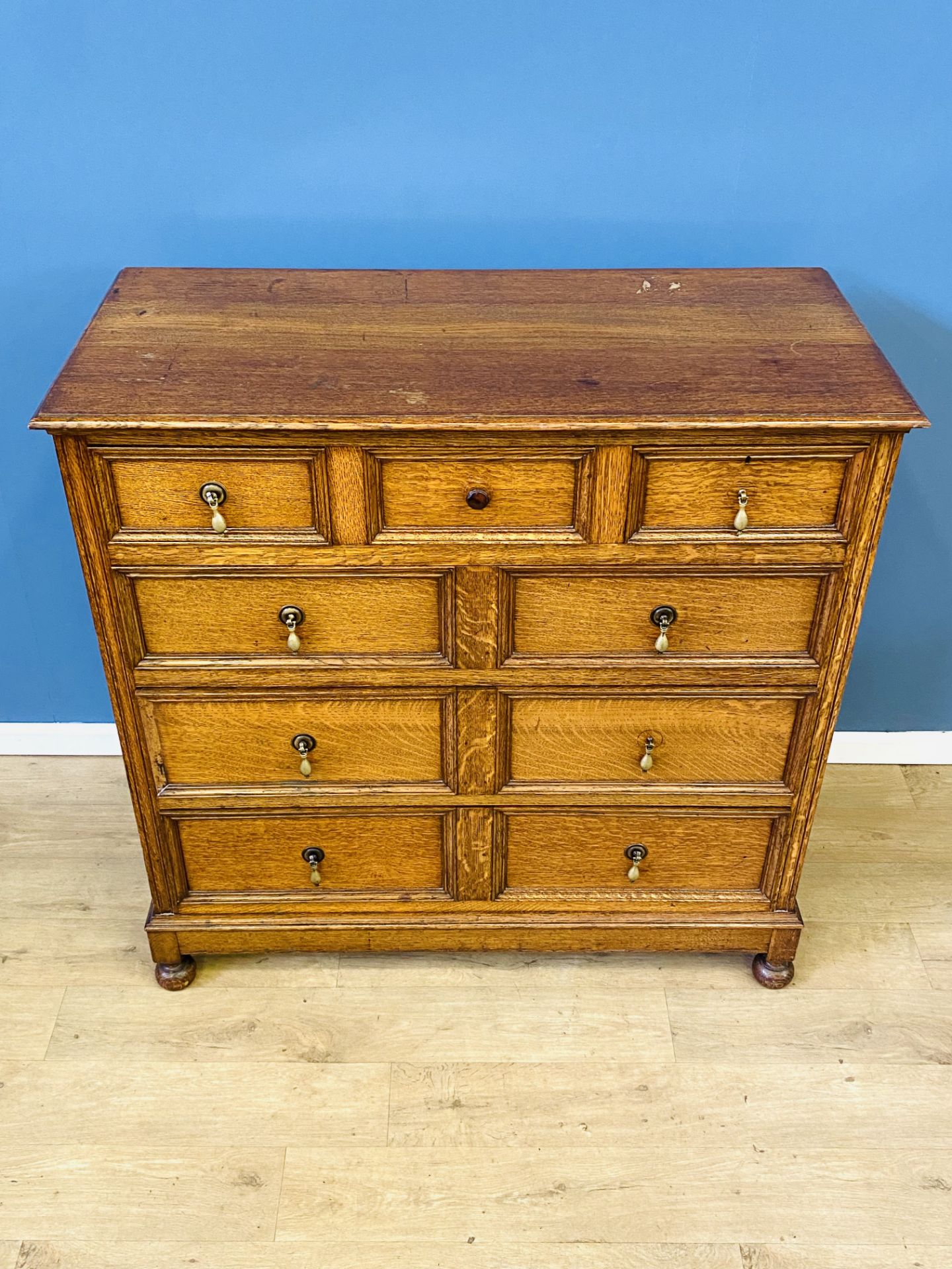 Oak 17th century style chest of drawers - Image 4 of 6