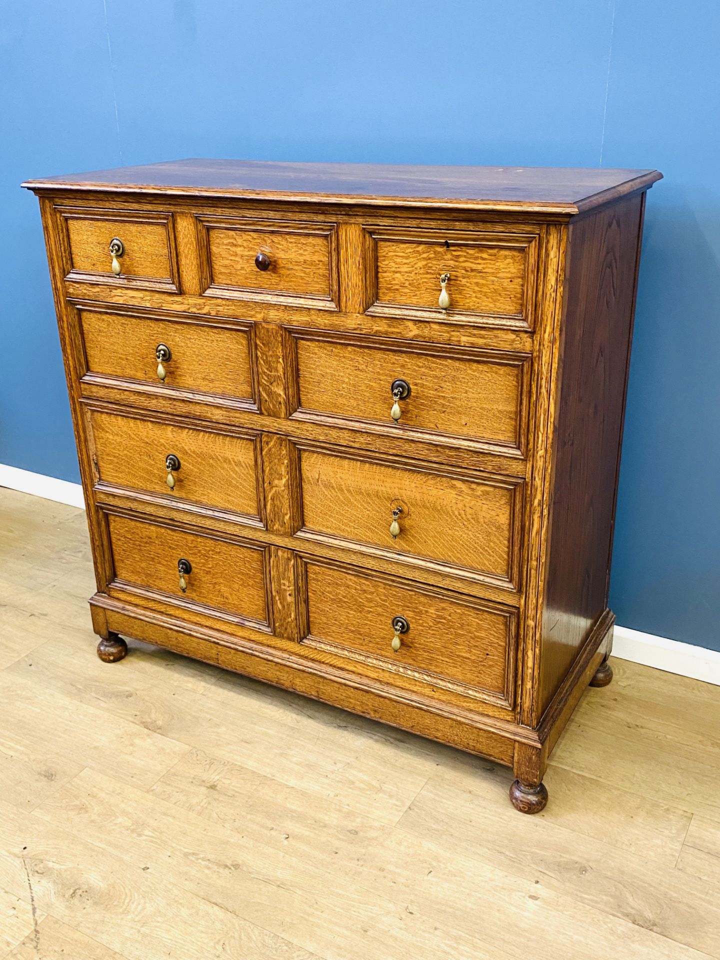 Oak 17th century style chest of drawers - Image 2 of 6