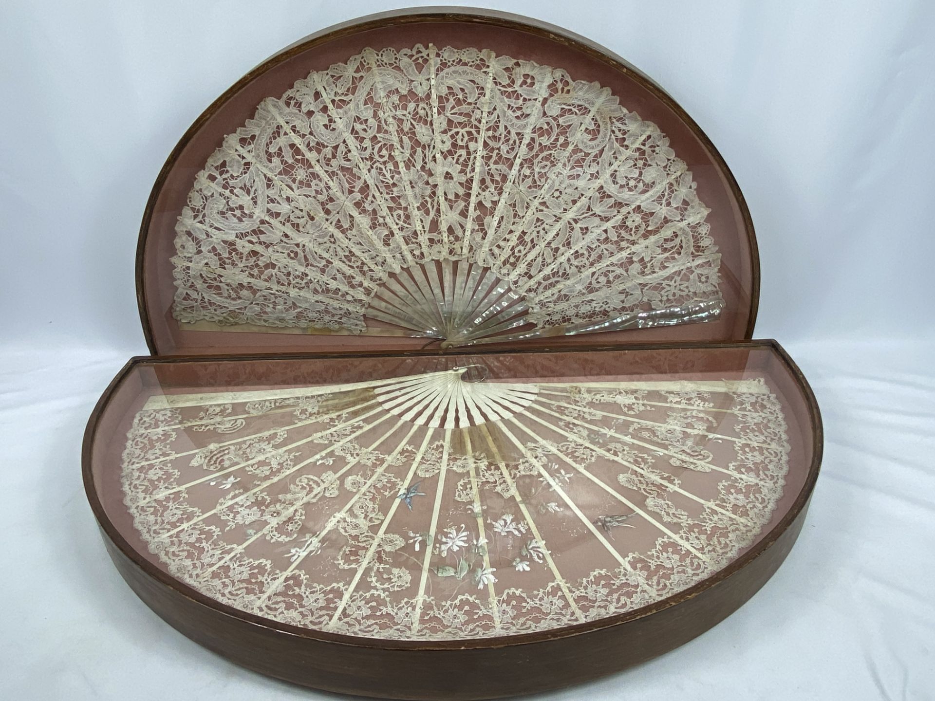 Two lace fans in display cases - Image 5 of 5