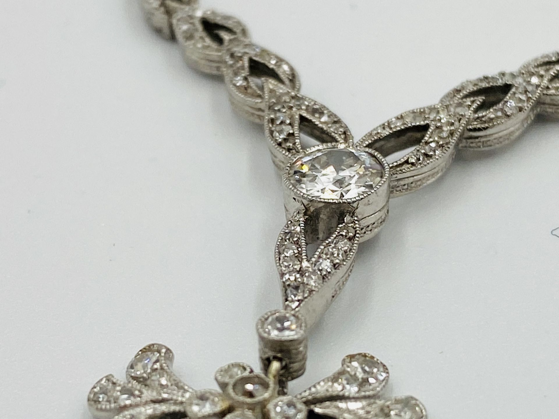 Edwardian white gold and diamond necklace - Image 6 of 10