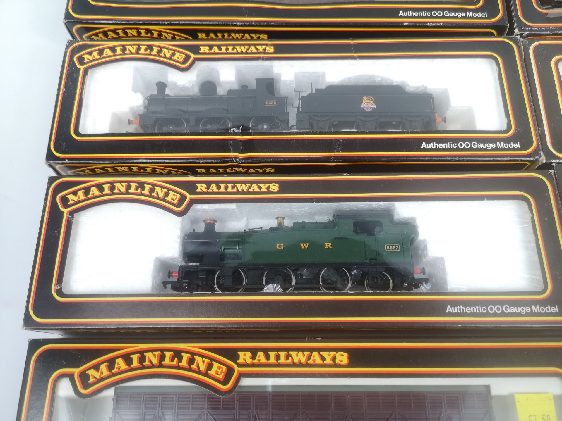 Two boxed Mainline Railways 00 gauge locomotives and six carriages - Image 3 of 6