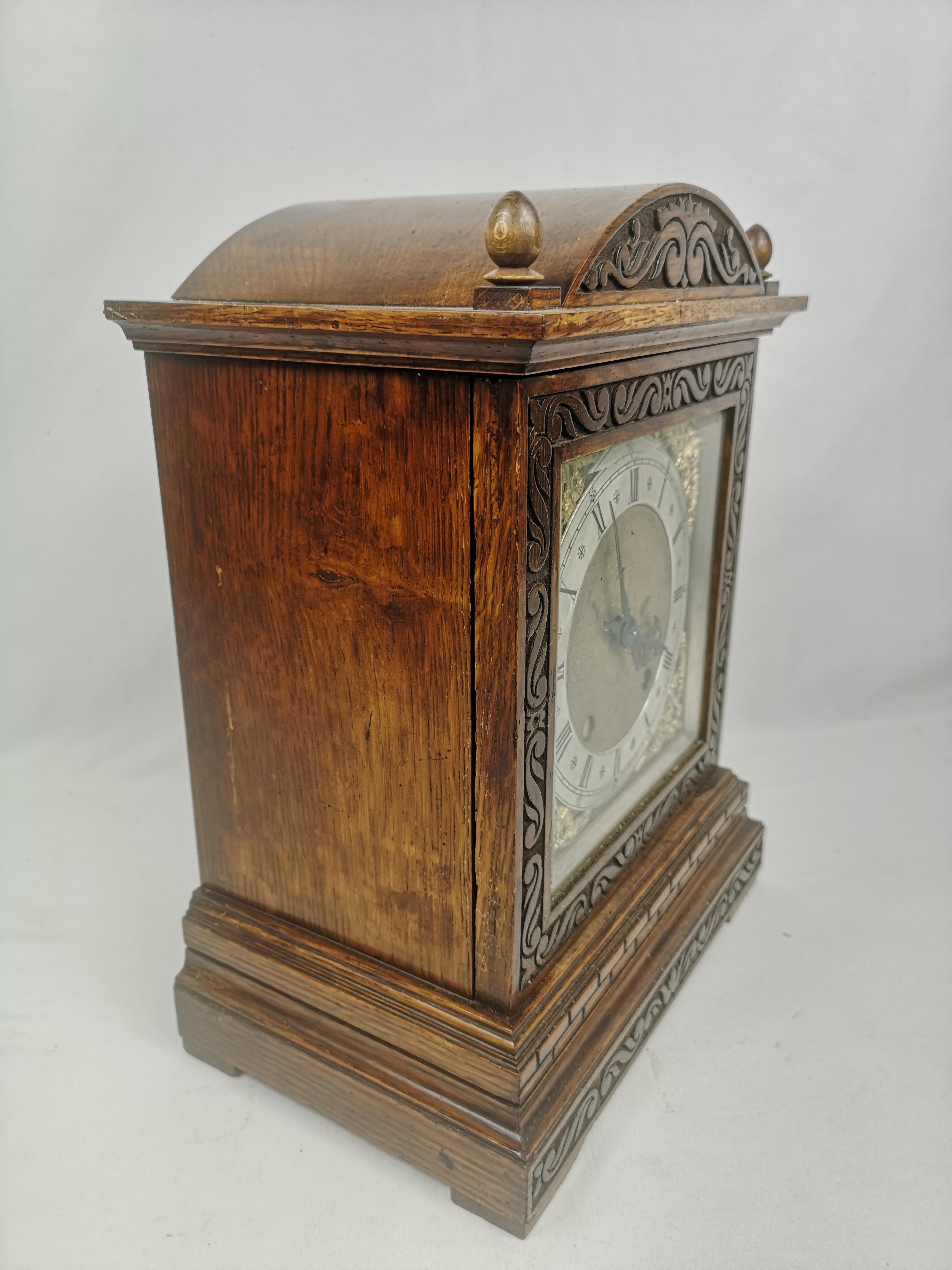 Oak cased mantel clock with brass face - Image 3 of 6