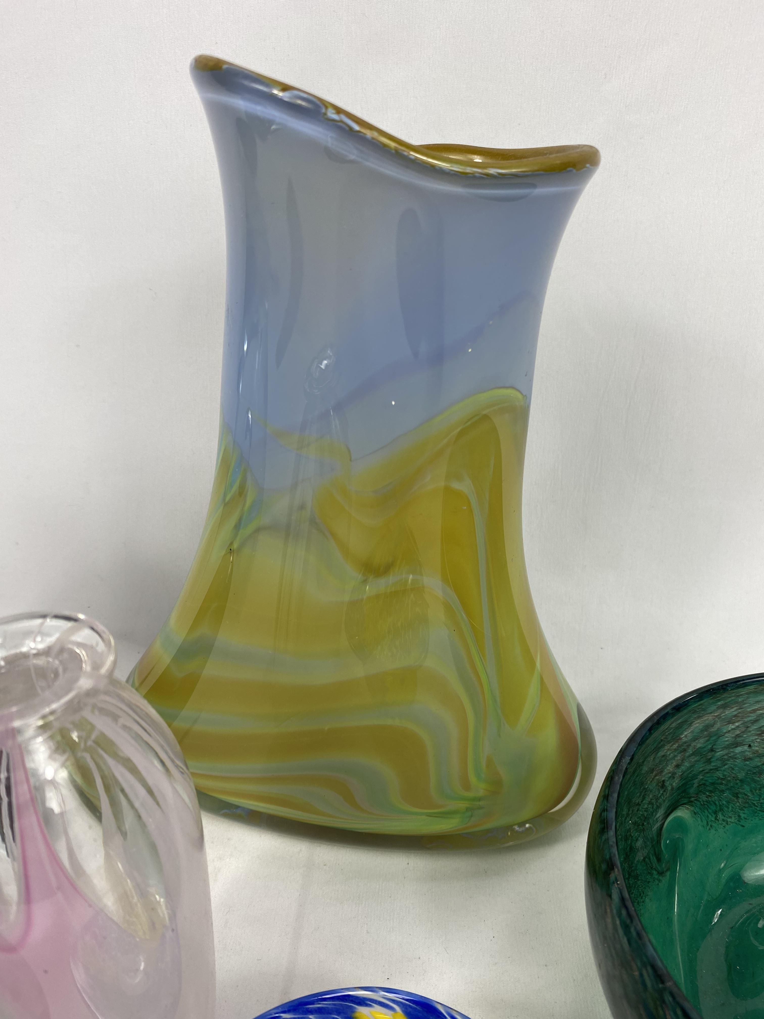 Collection of six items of art glass - Image 3 of 7