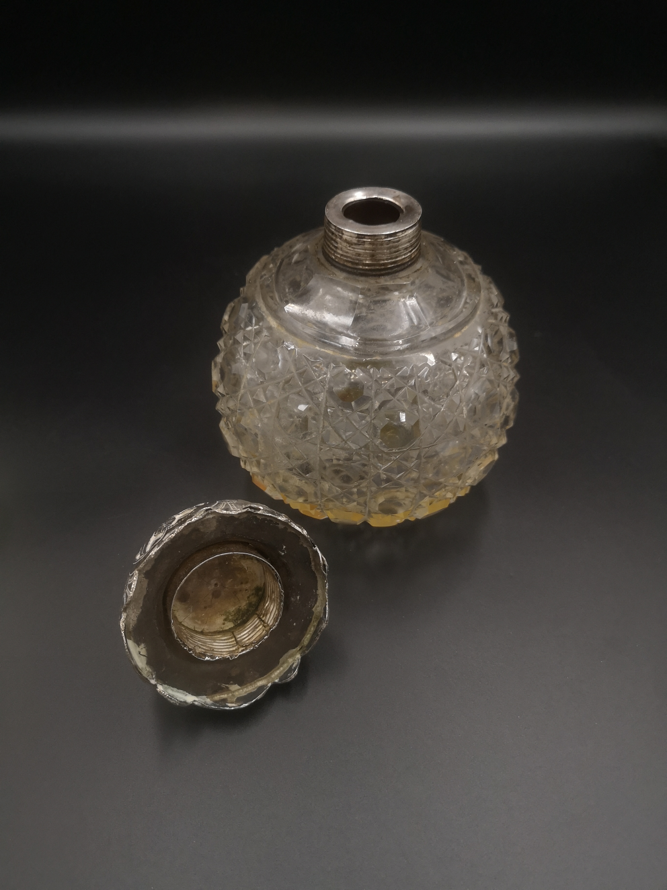 Cut glass perfume bottle together with a white metal filigree tray - Image 3 of 5