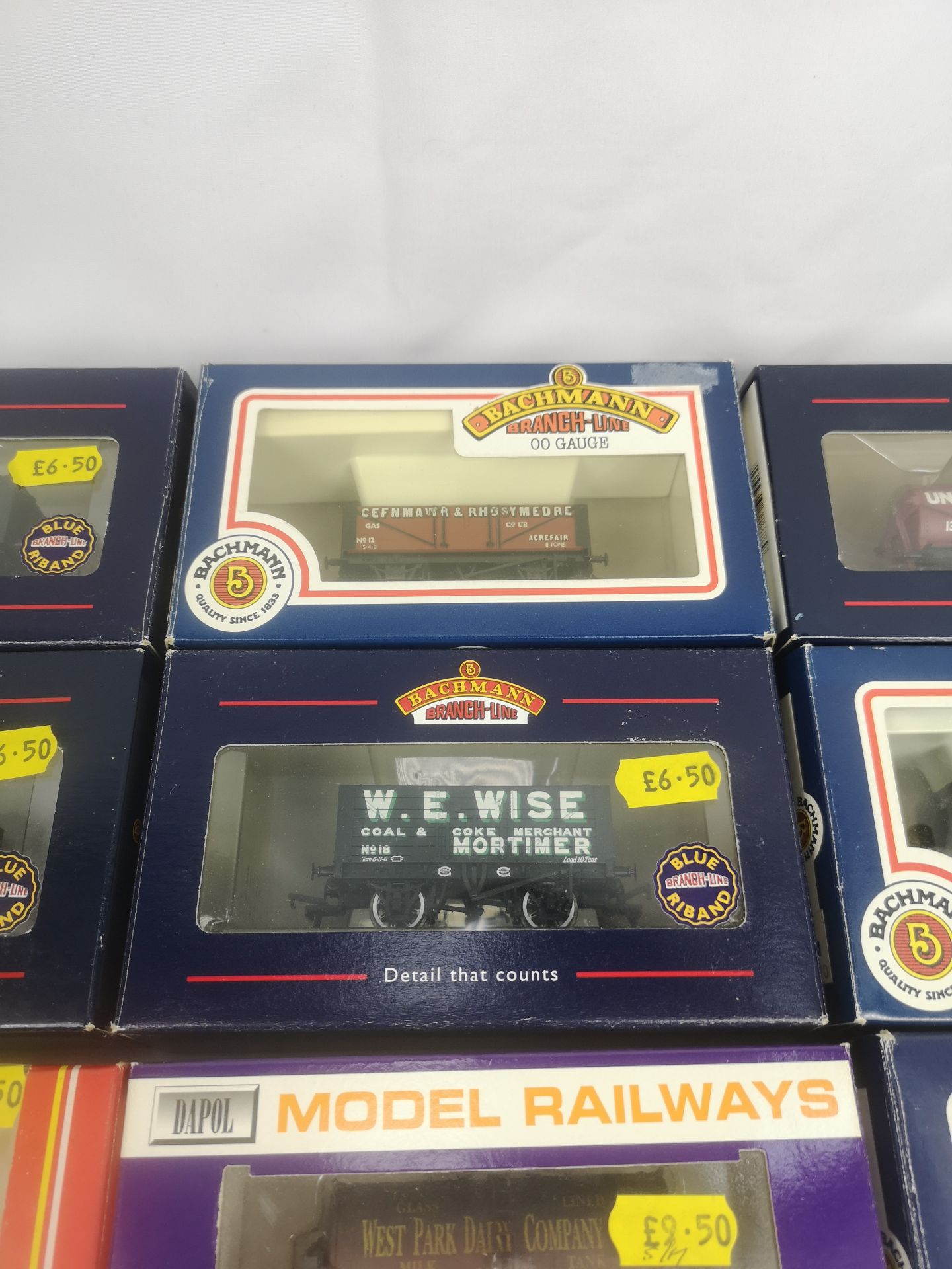 Fourteen 00 gauge wagons - Image 8 of 10