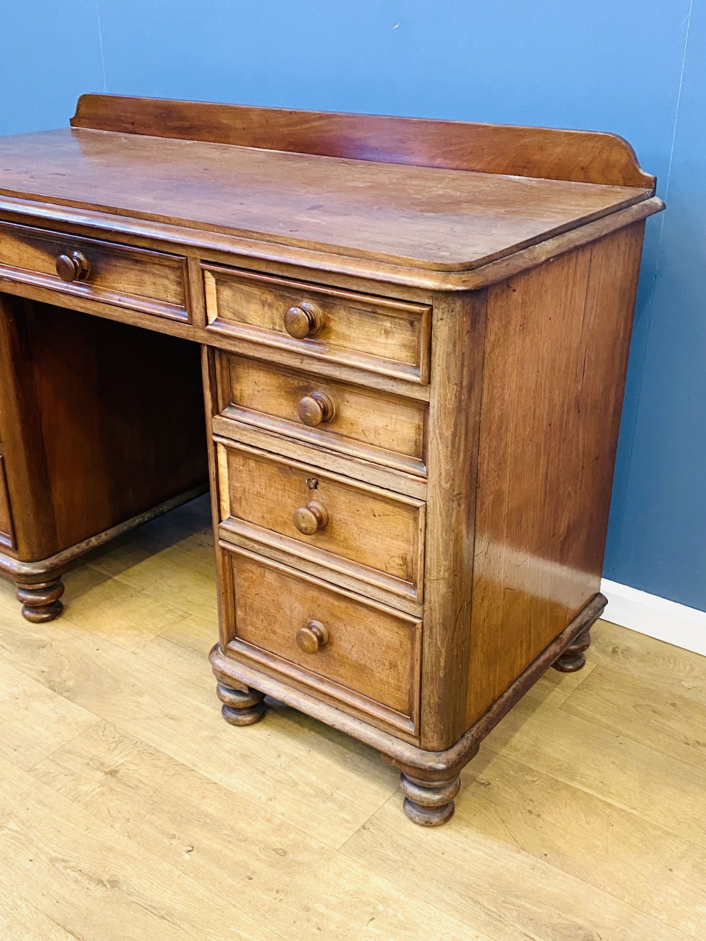 Mahogany kneehole desk - Image 2 of 5