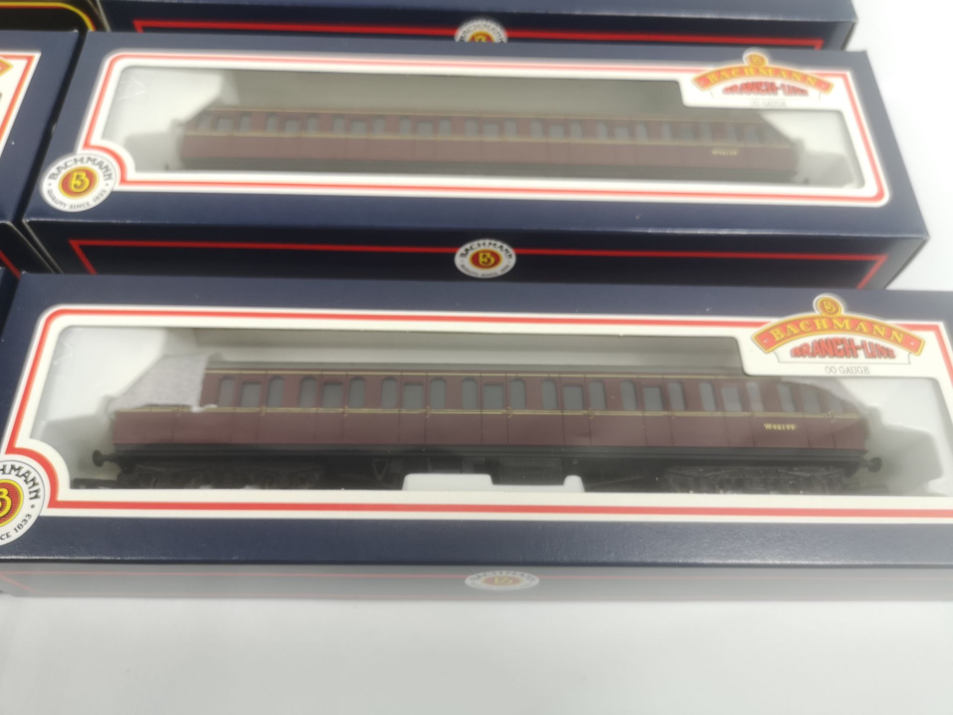 Boxed Mainline Railways locomotive with seve 00 gauge carriages - Image 4 of 6