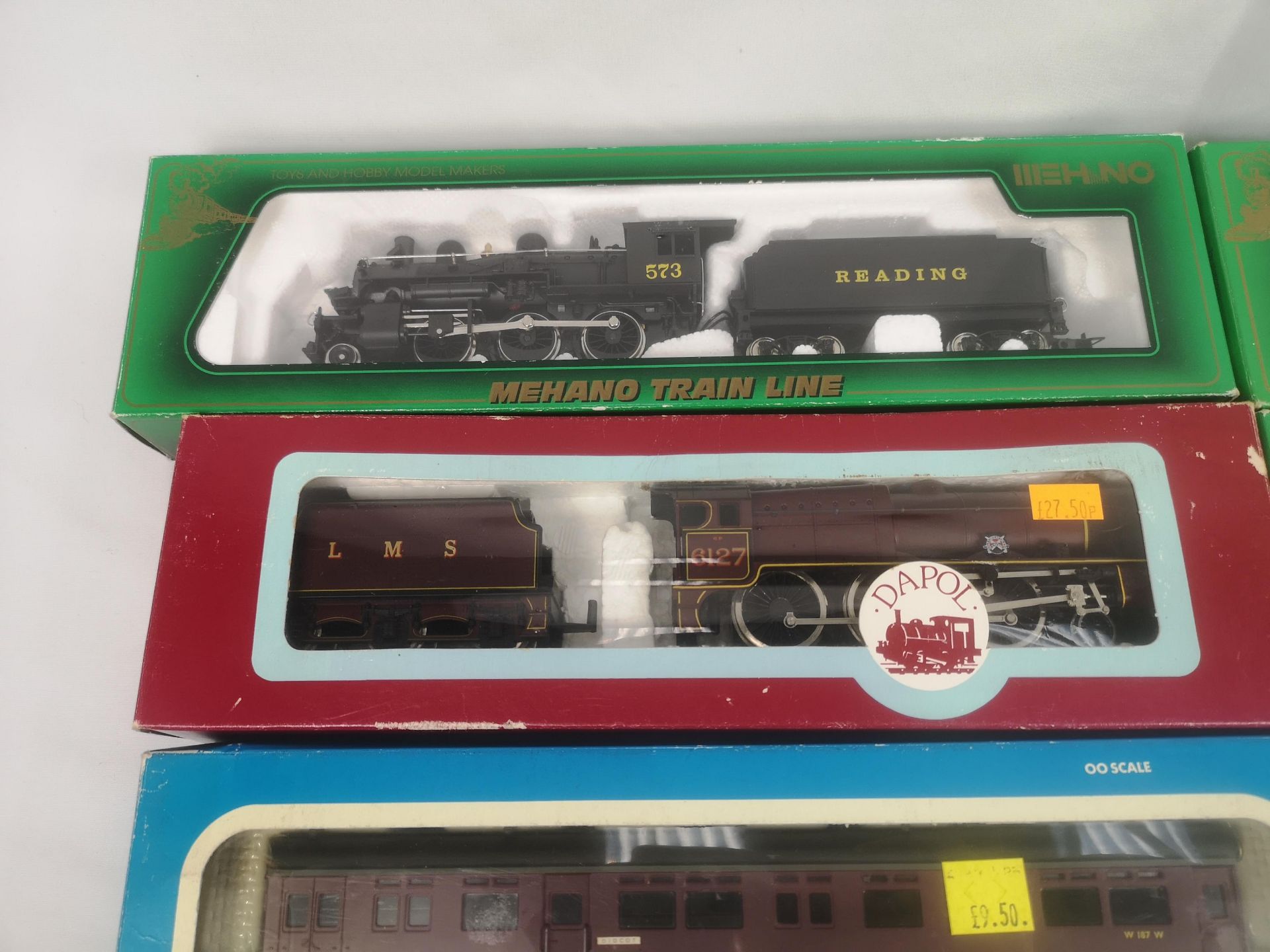 Two 00 gauge locomotives and for carriages - Image 2 of 5