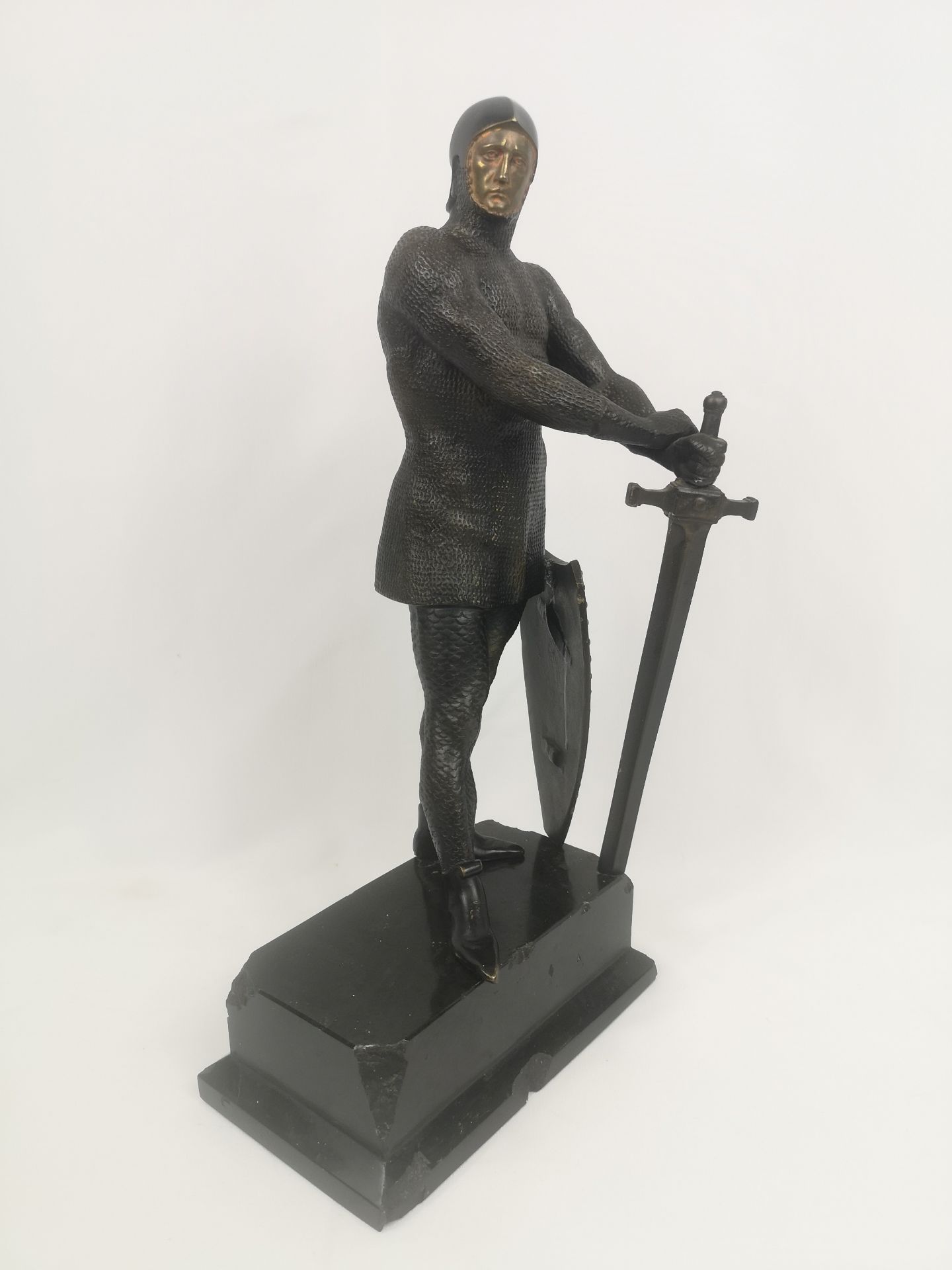 Bronze figure of a knight on a marble base - Image 3 of 4