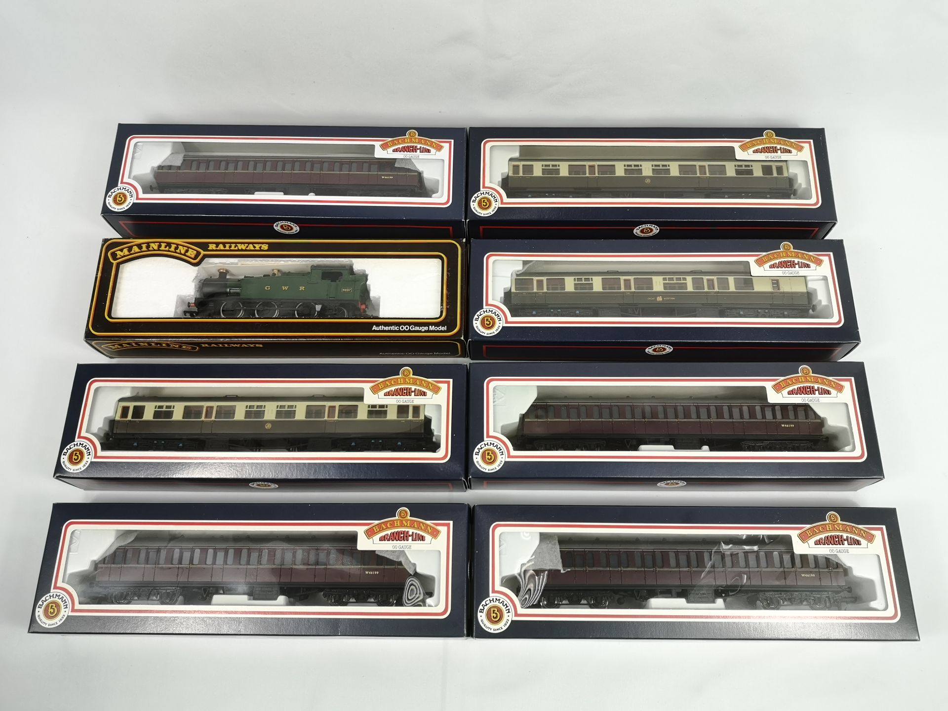 Boxed Mainline Railways locomotive with seve 00 gauge carriages