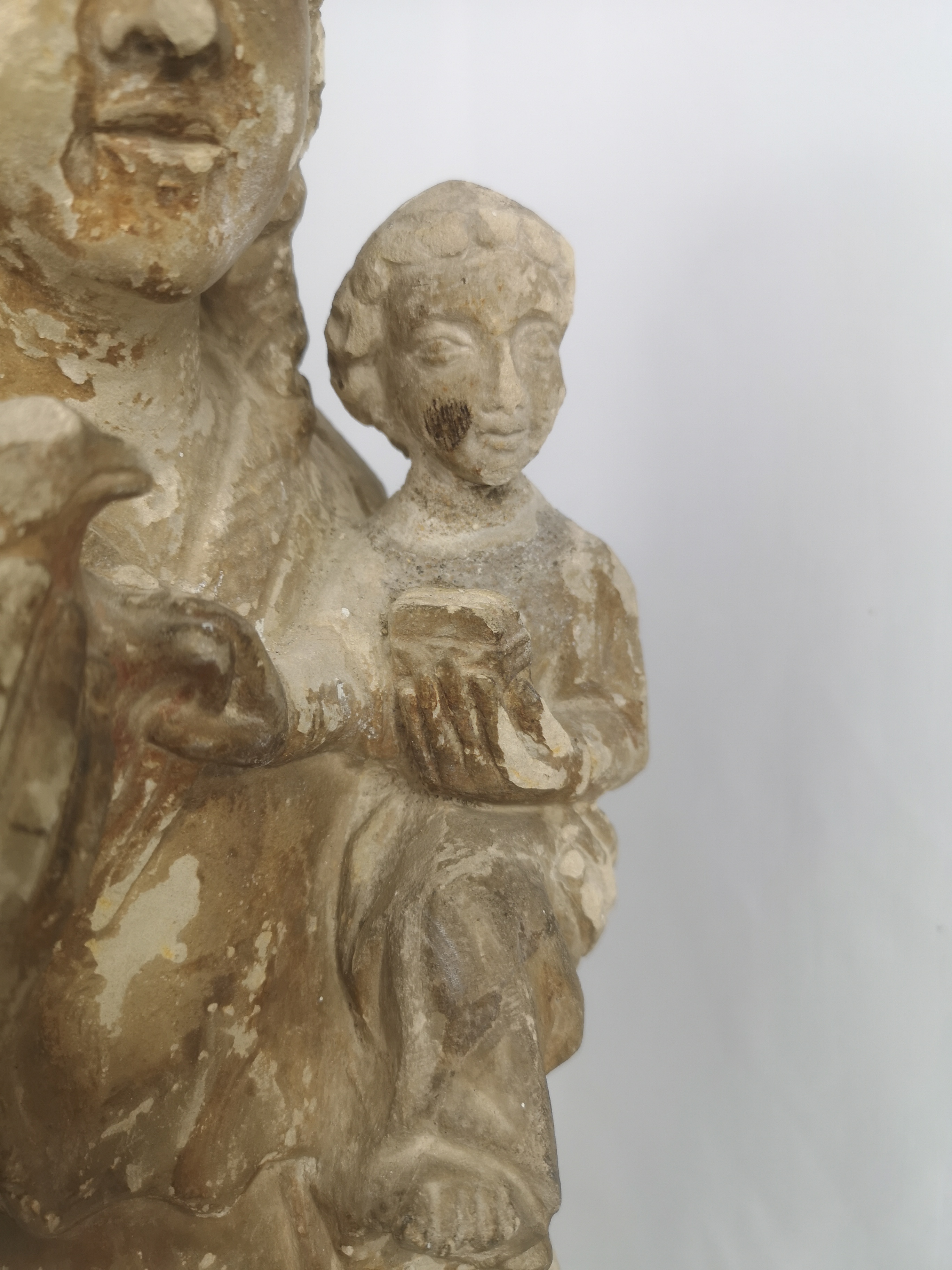 12th century sandstone carving of the Madonna and child - Image 4 of 9