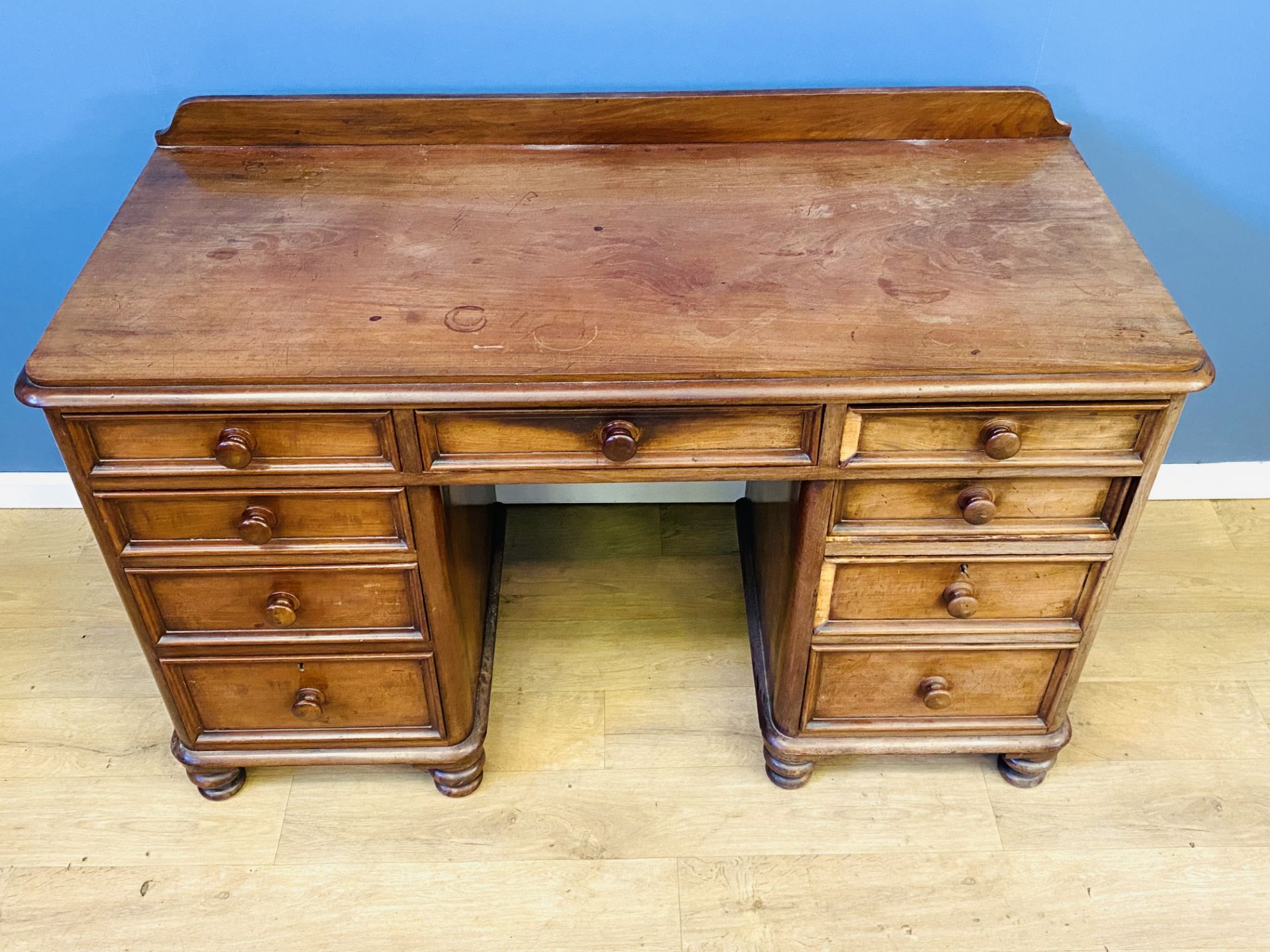 Mahogany kneehole desk - Image 4 of 5