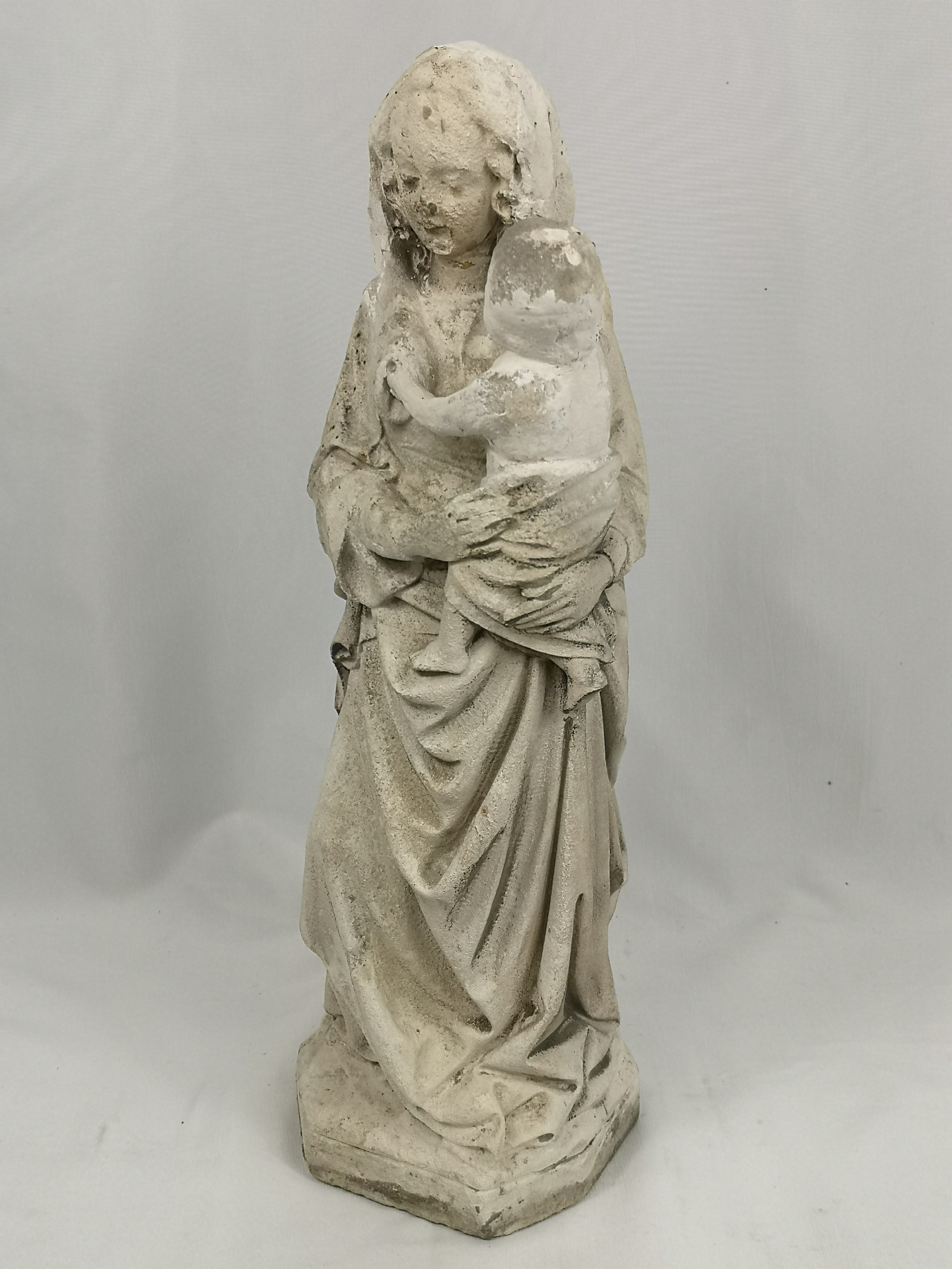 Stone carving of the Madonna and child - Image 8 of 8