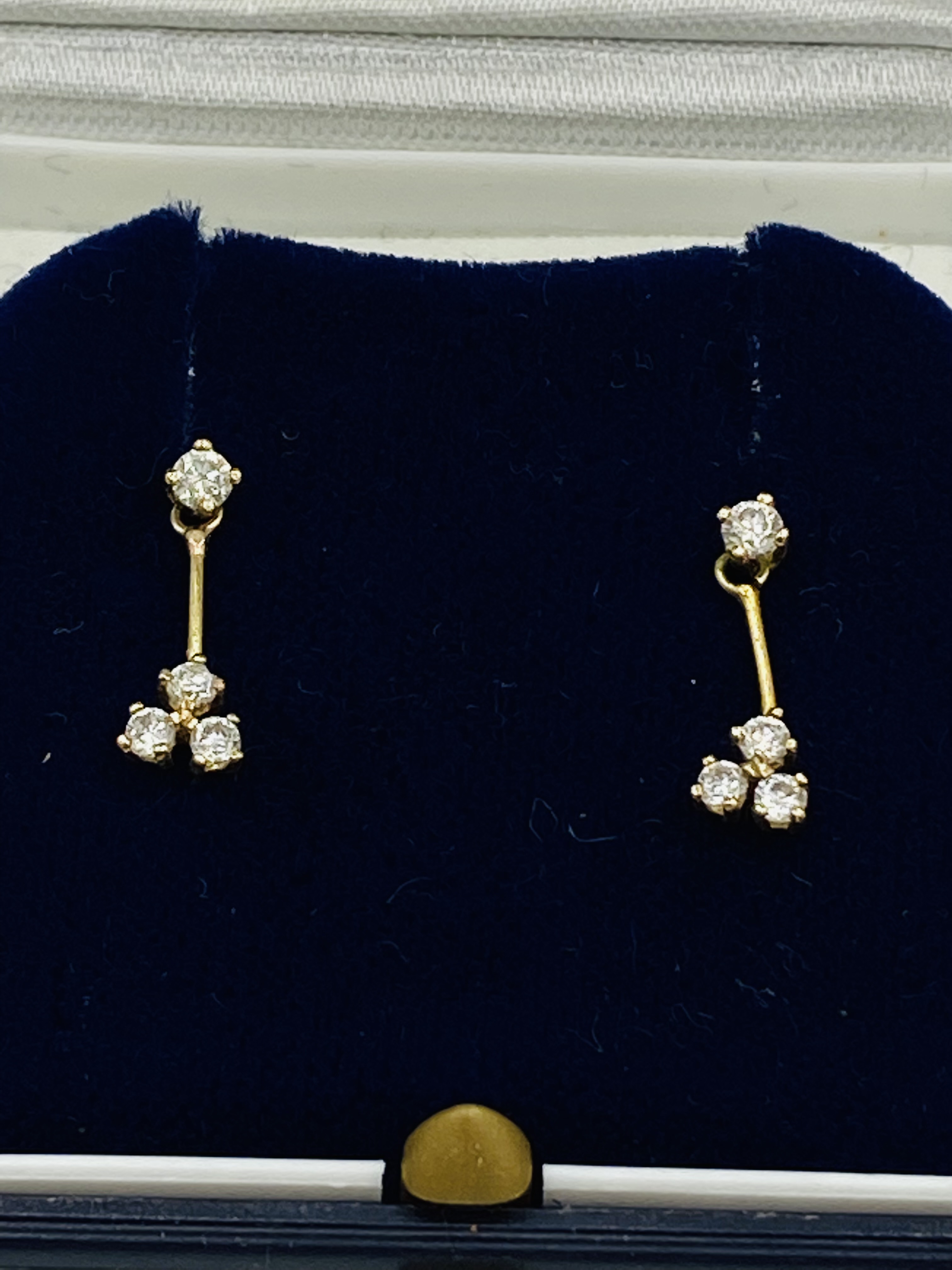 Three 9ct gold rings together with a pair of earrings - Image 2 of 5