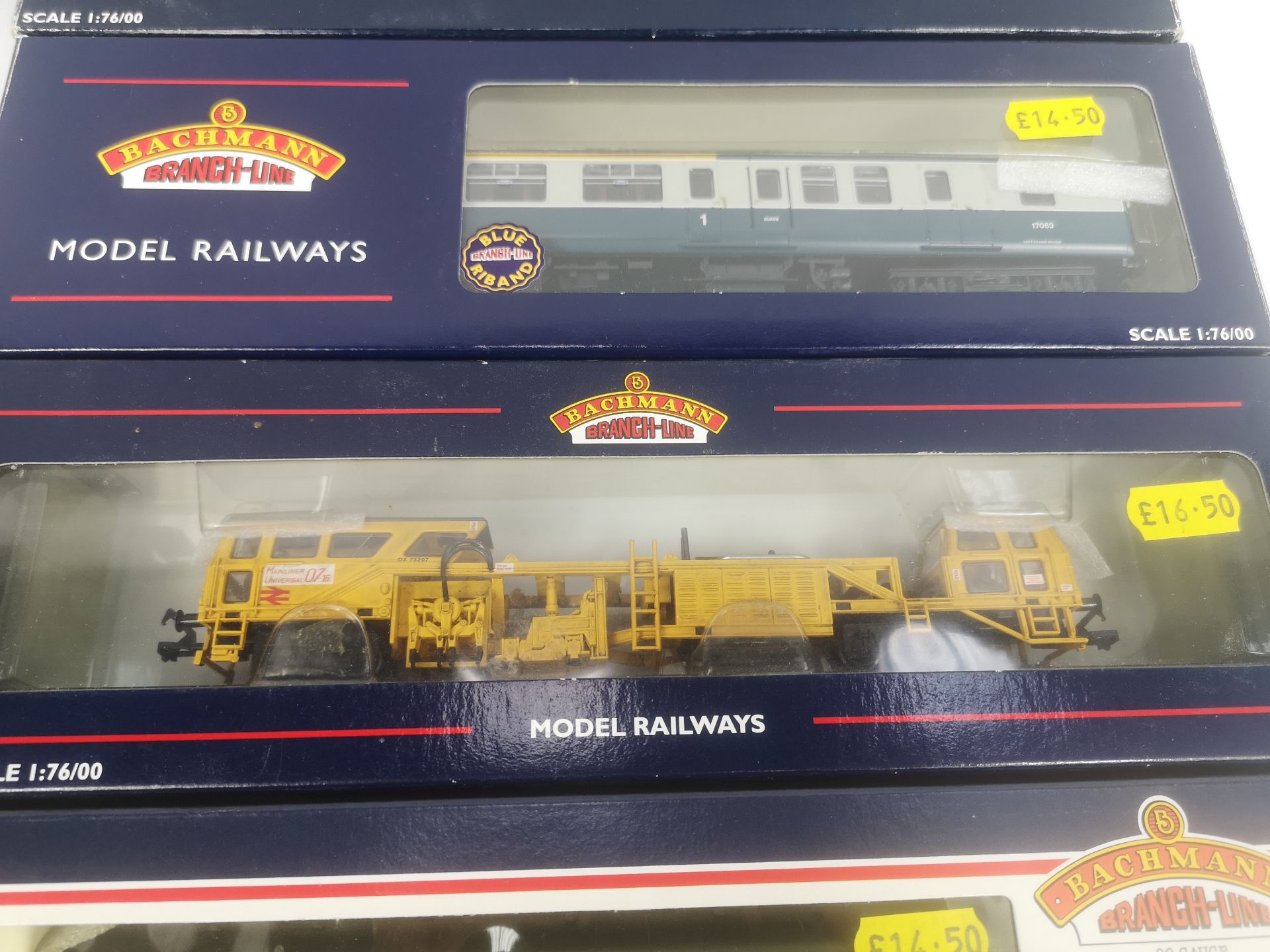 Three bachmann 00 gauge carriages and other items - Image 4 of 6