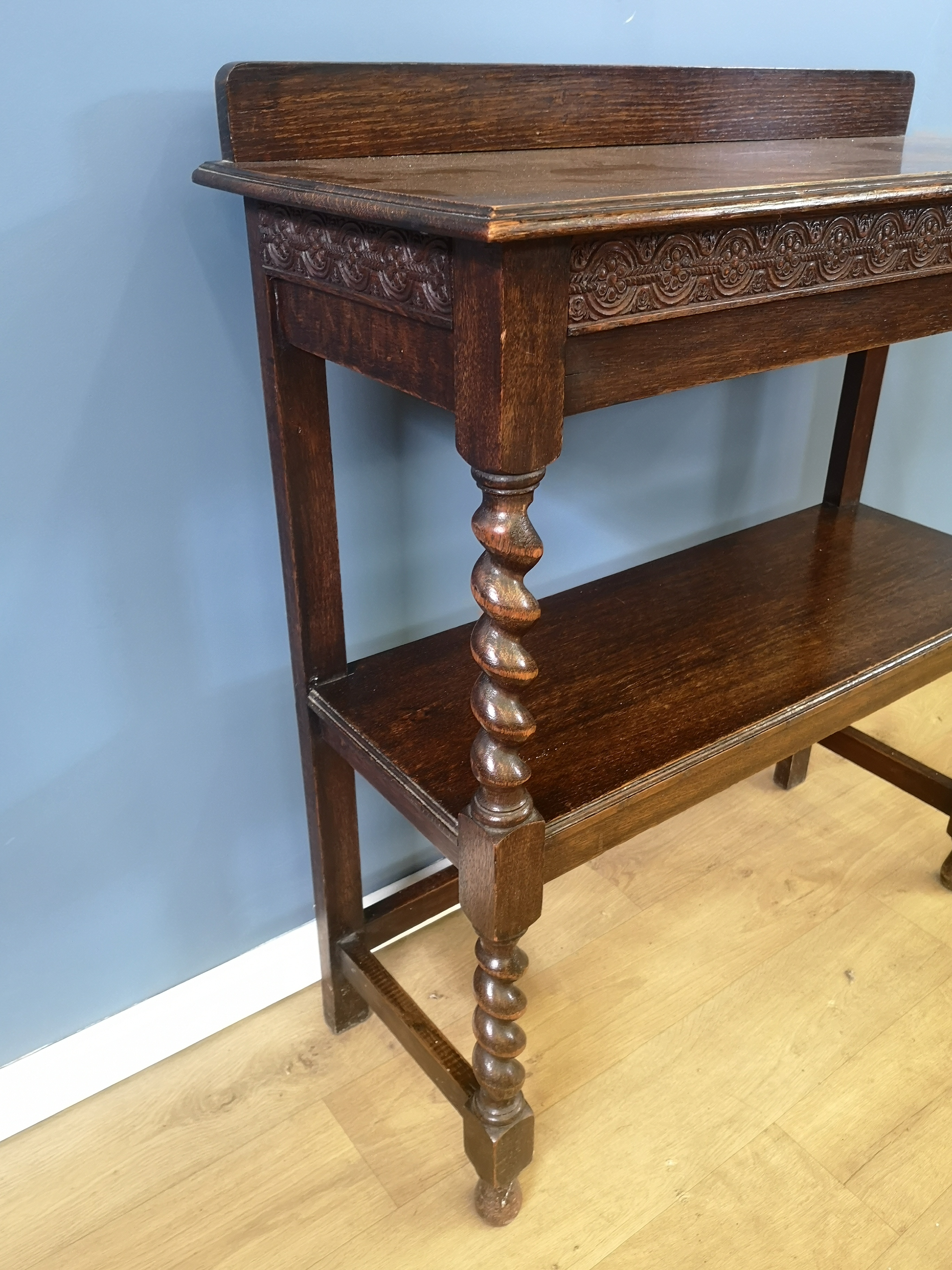 Oak display table by Onghurst and Skinner Ltd, - Image 4 of 5