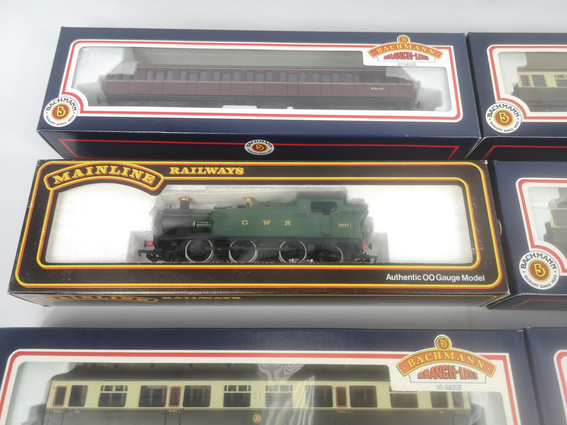 Boxed Mainline Railways locomotive with seve 00 gauge carriages - Image 2 of 6