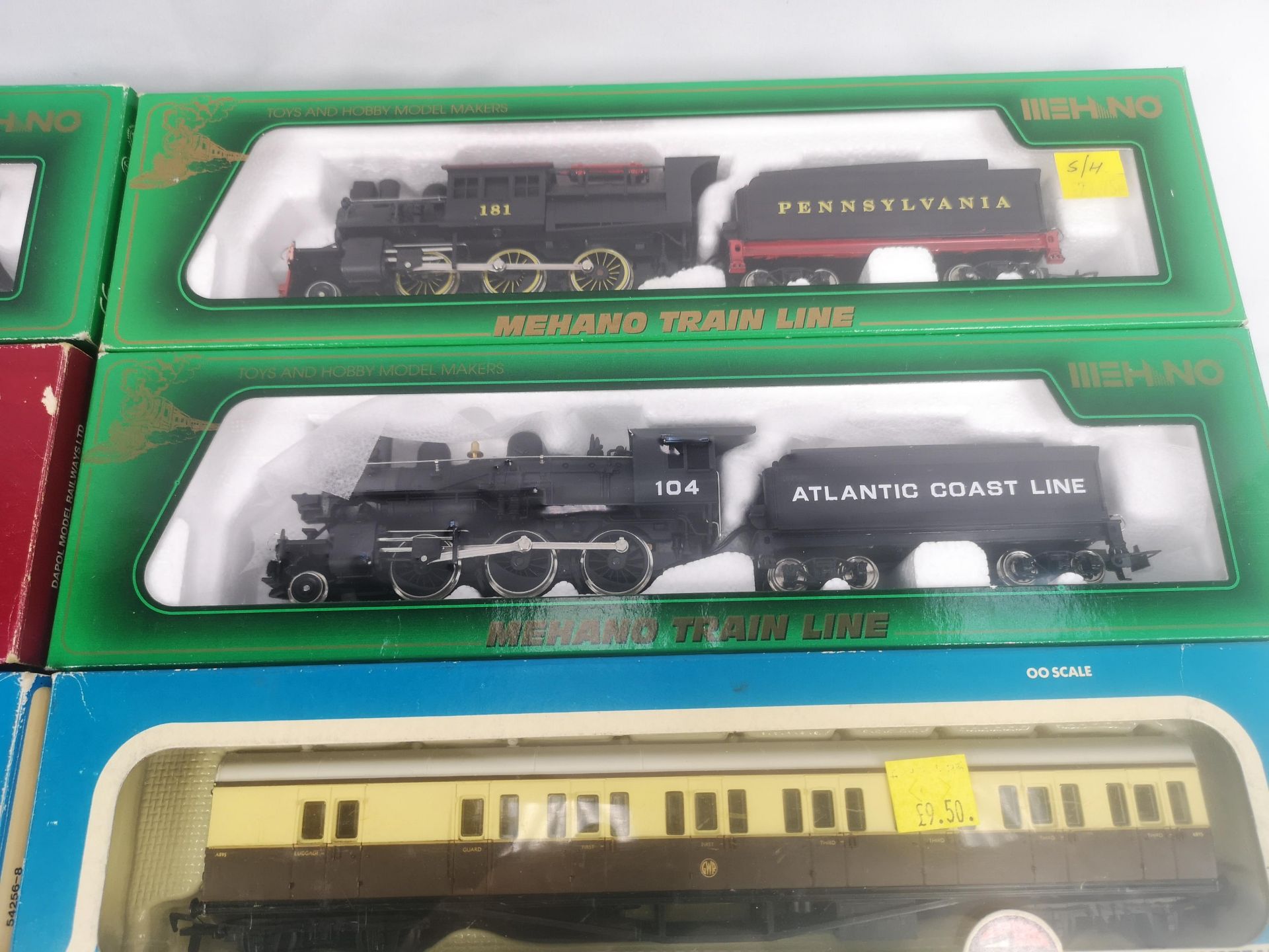 Two 00 gauge locomotives and for carriages - Image 5 of 5