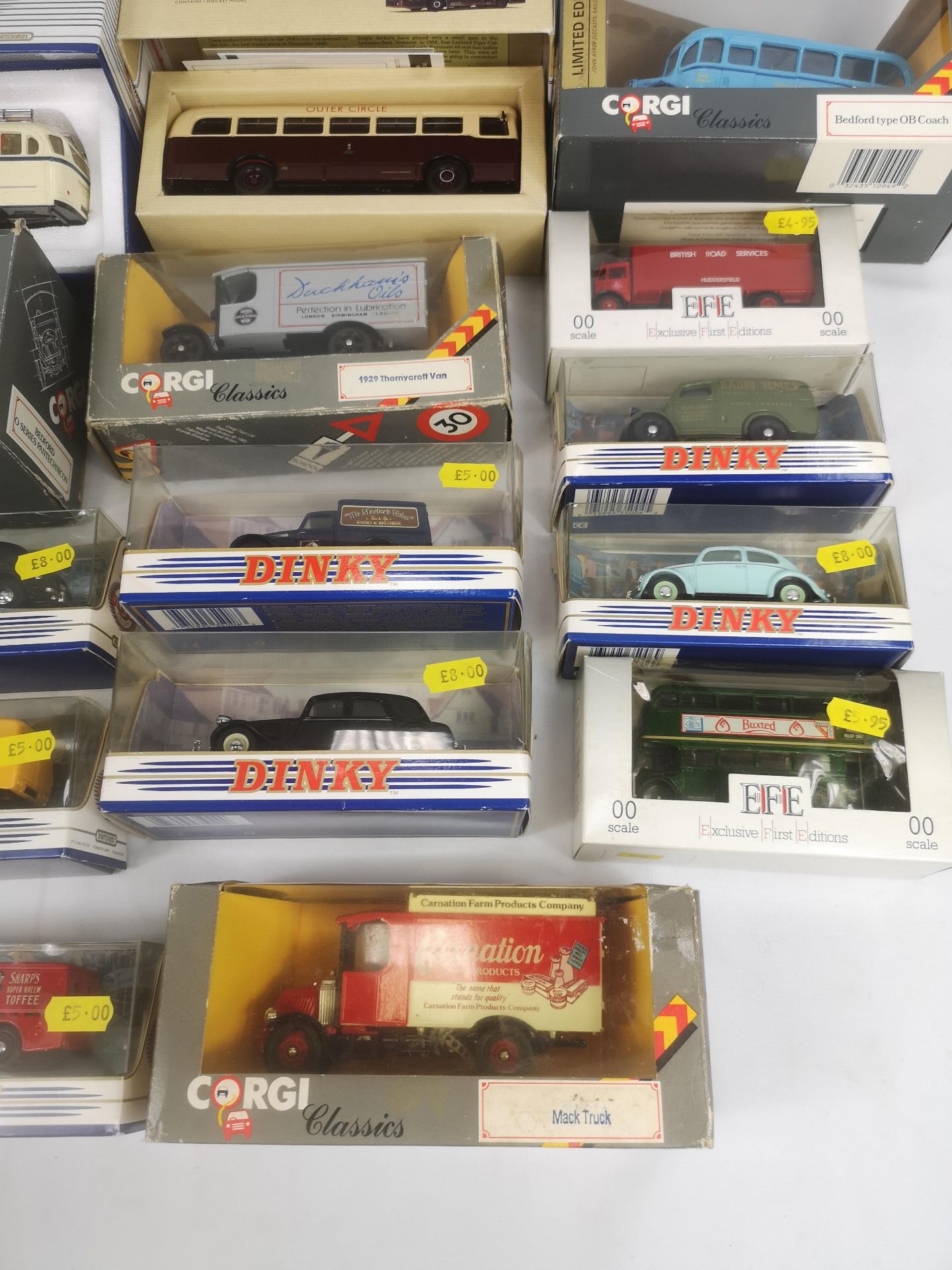 Ten Dinky diecast model vehicles together with a quantity of other diecast model vehicles - Image 4 of 4