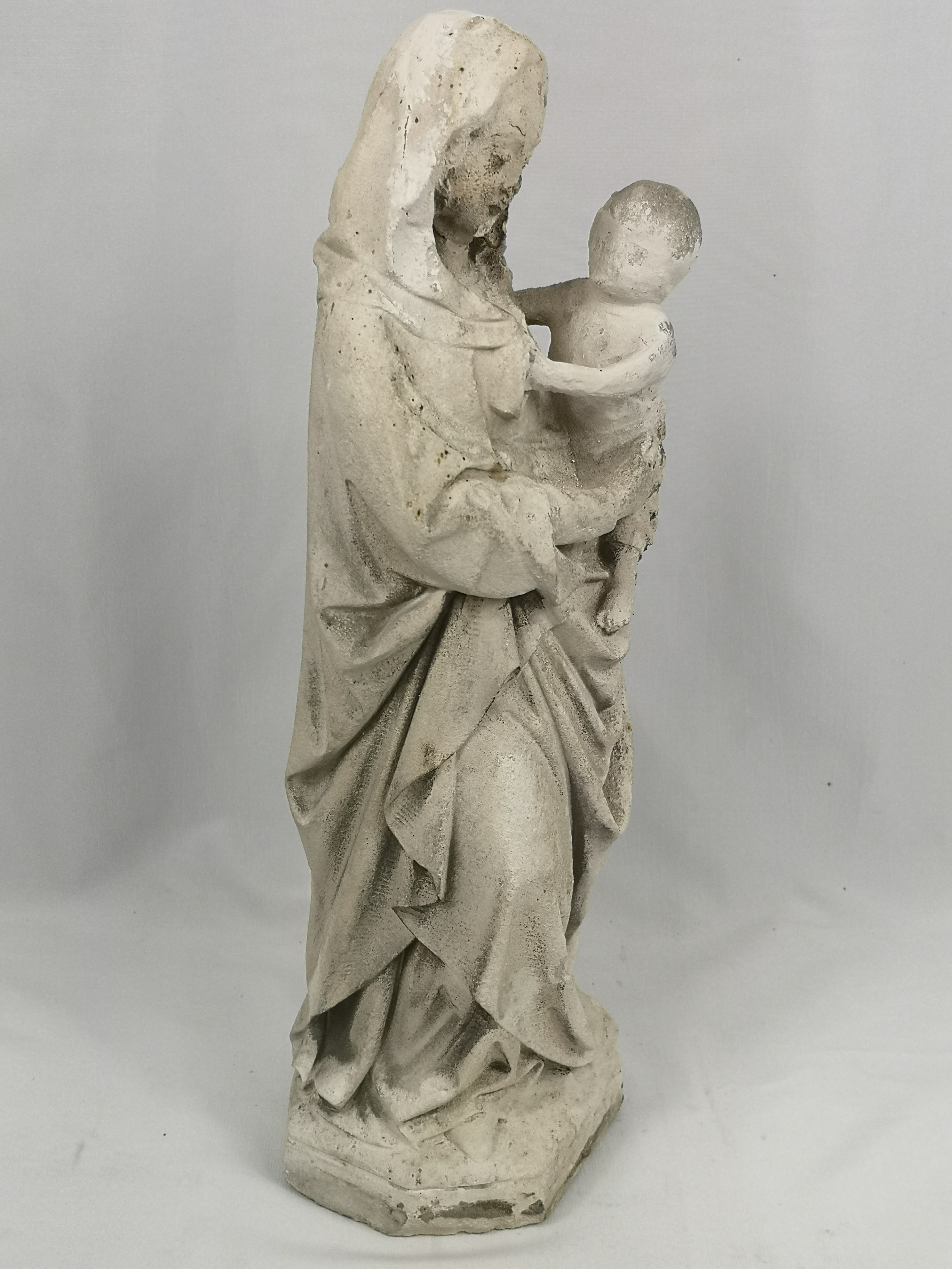 Stone carving of the Madonna and child - Image 5 of 8