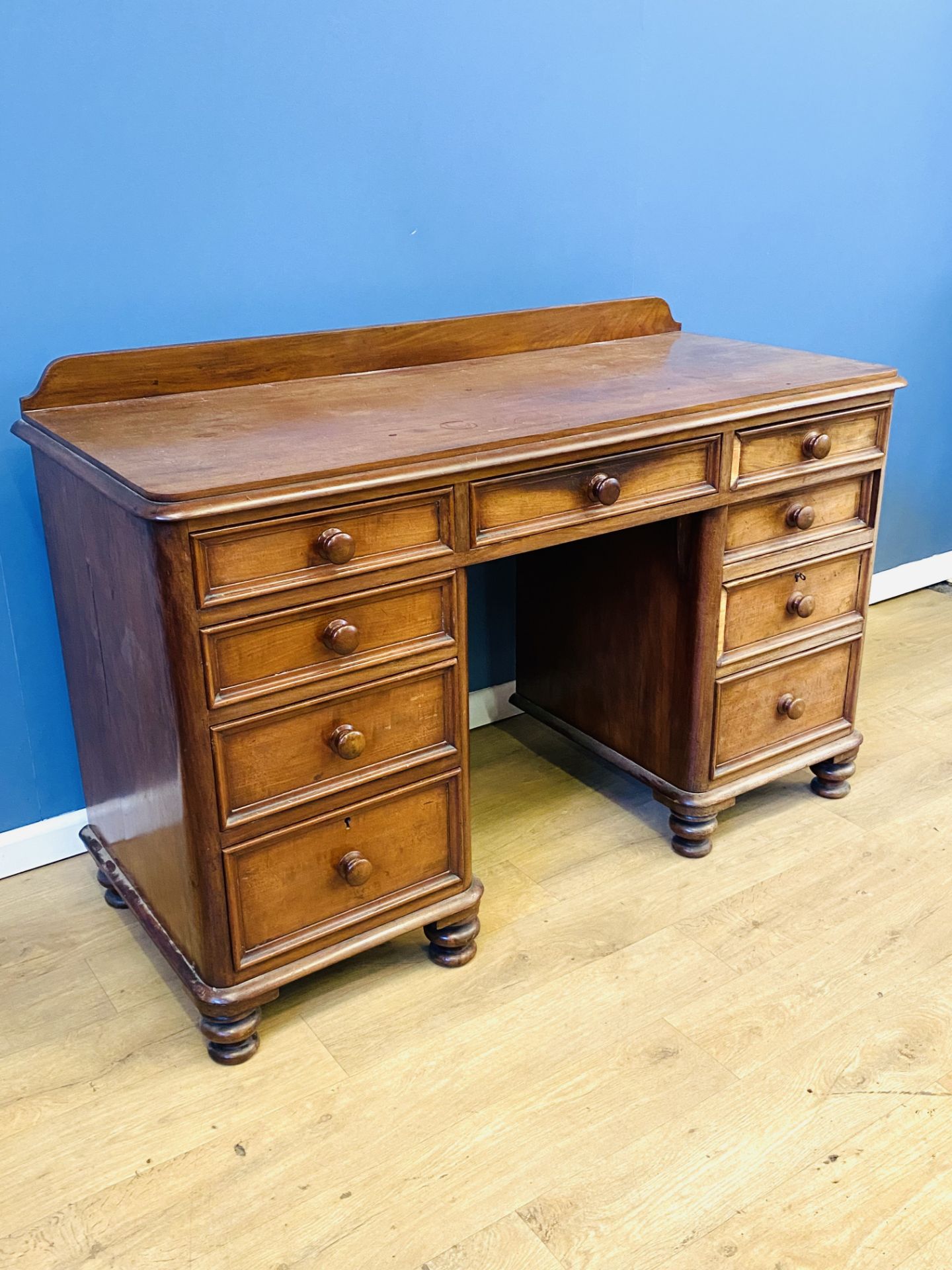 Mahogany kneehole desk - Image 3 of 5