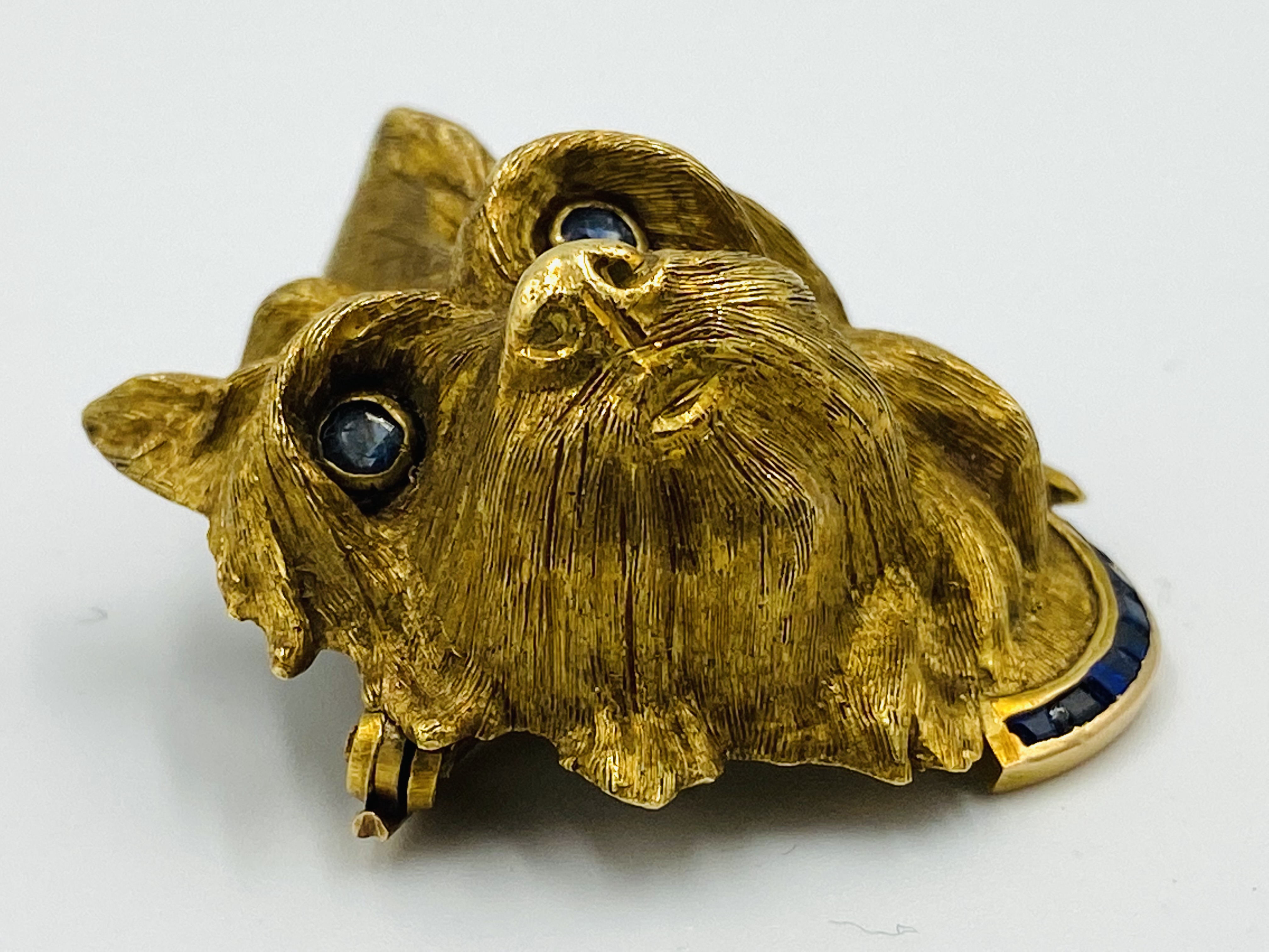 18ct gold and sapphire dog's head brooch - Image 2 of 5