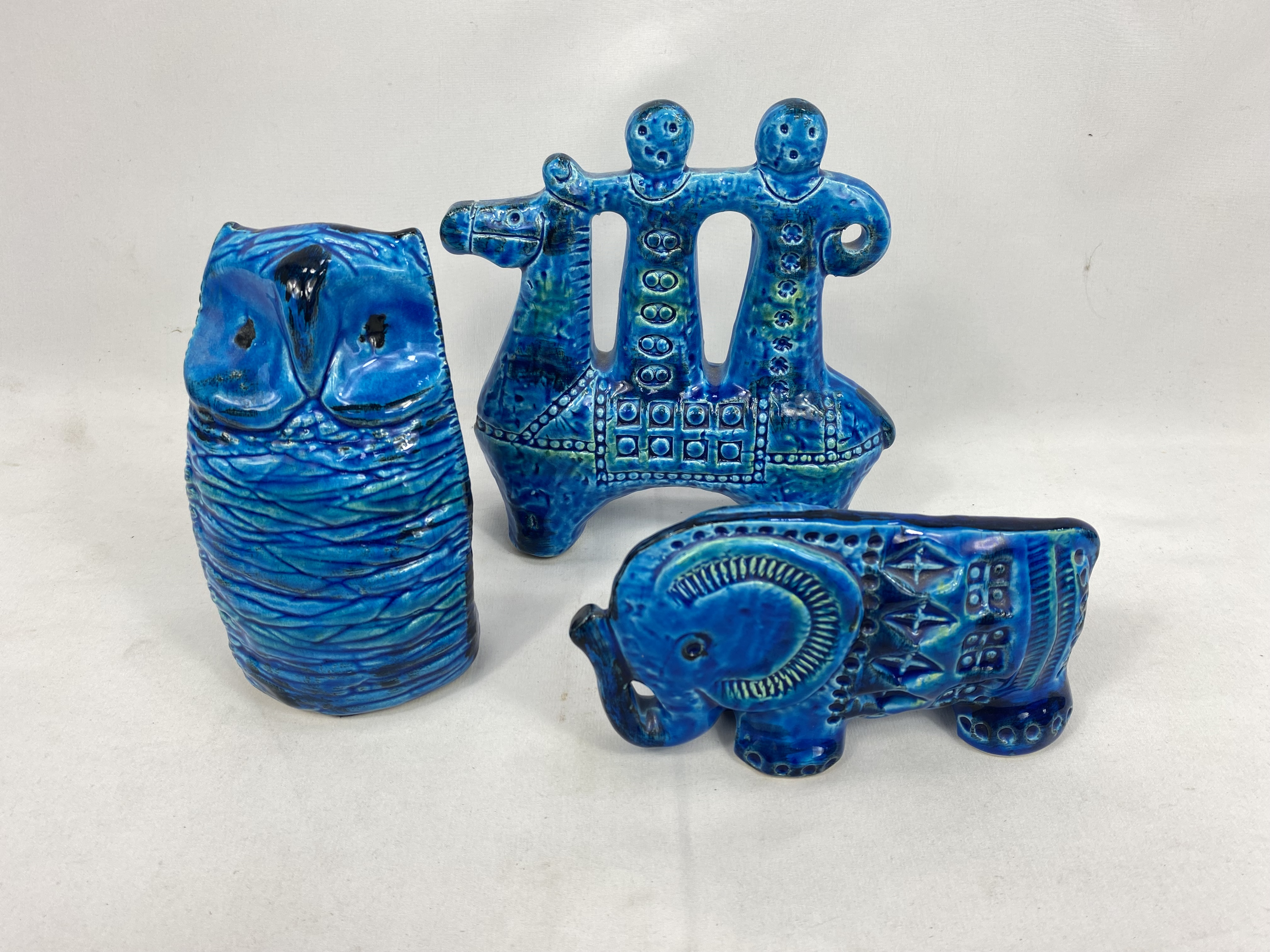 Three Bitossi Rimini blu figures