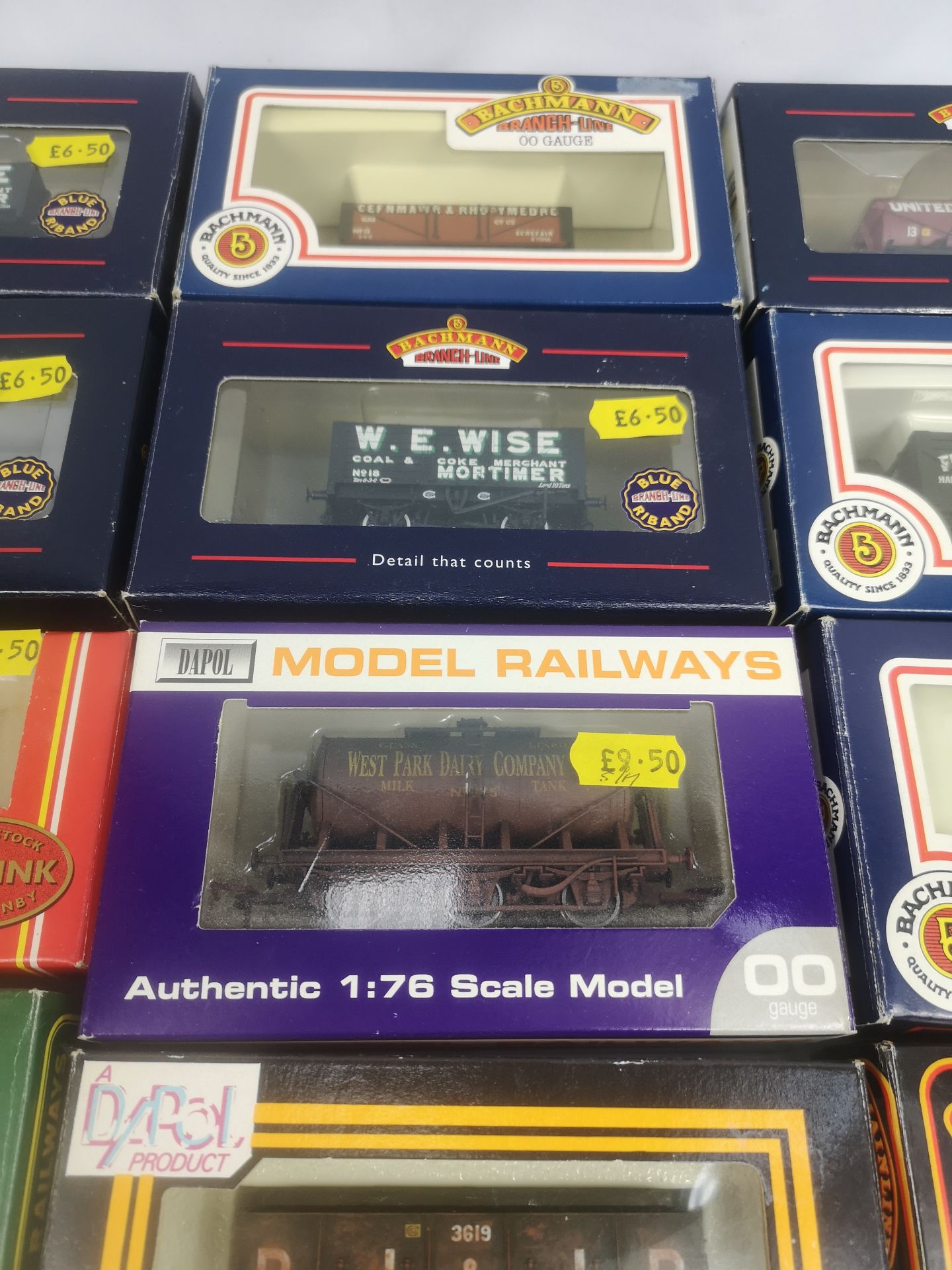 Fourteen 00 gauge wagons - Image 7 of 10